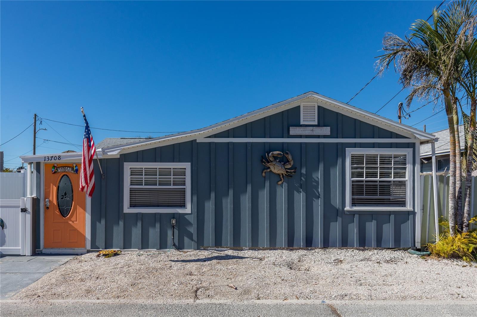 Cozy beach cottage with Hardie siding