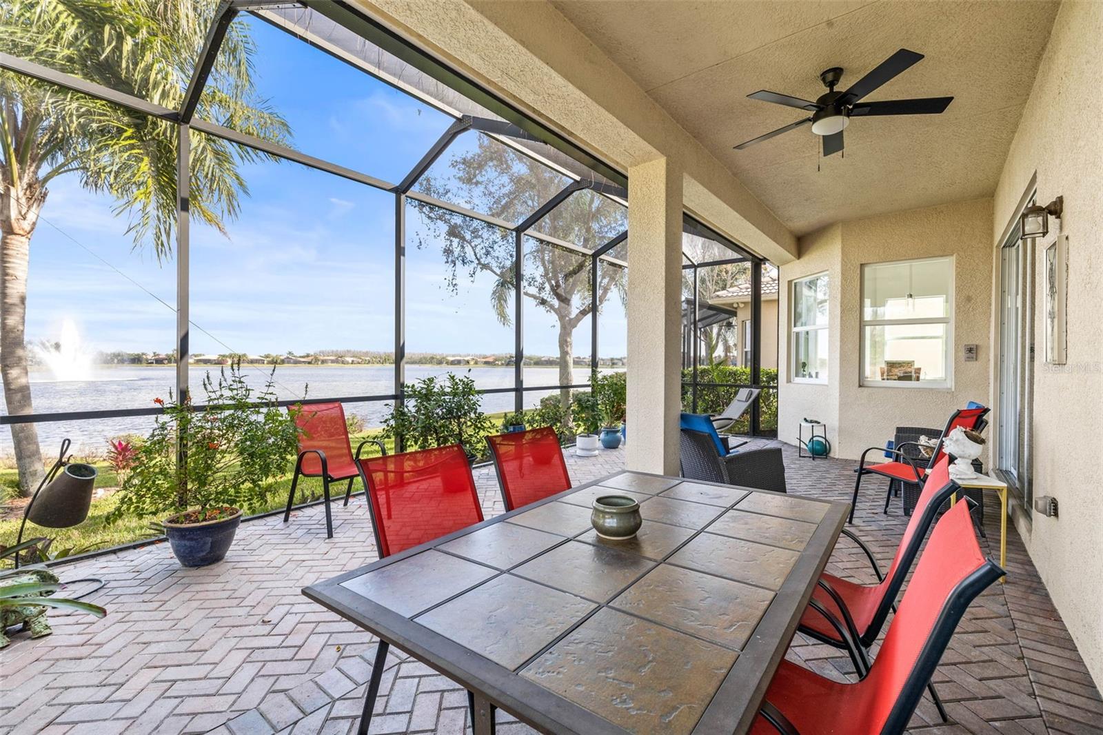 Spacious Lanai overlooking Large Lake