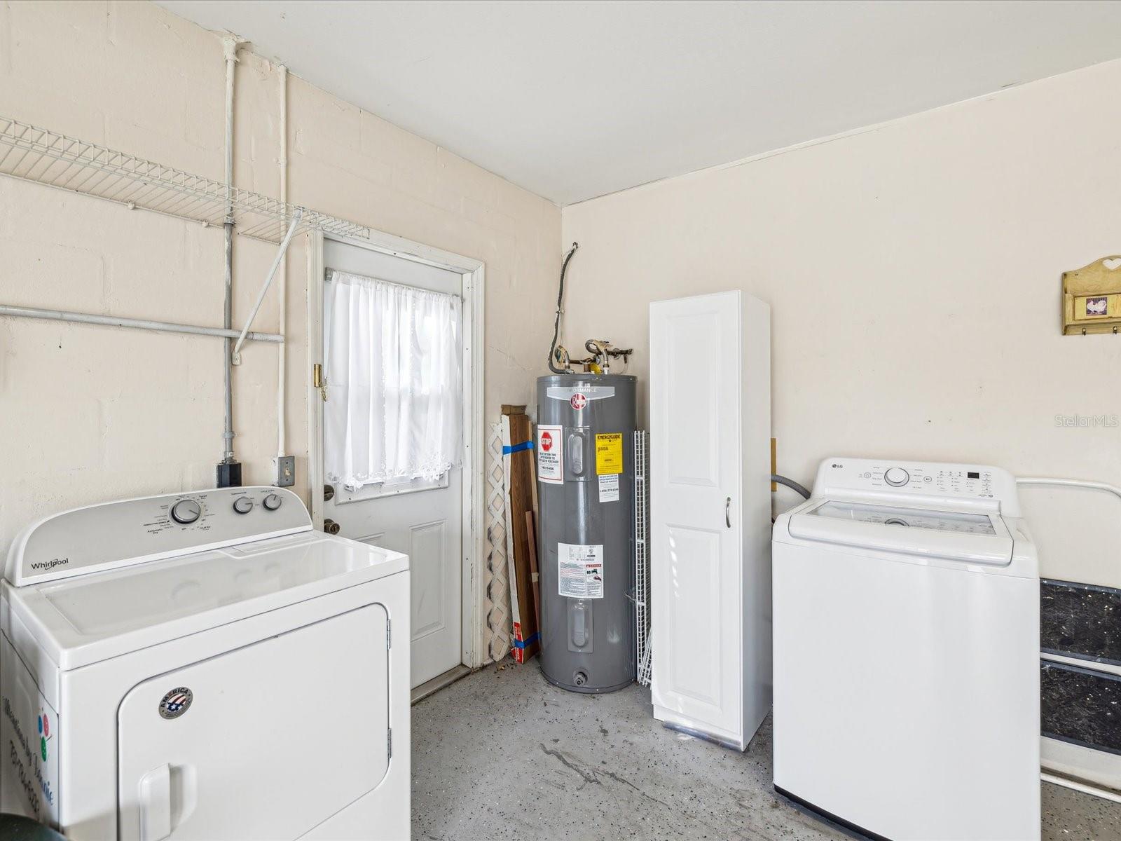 Washer/Dryer included