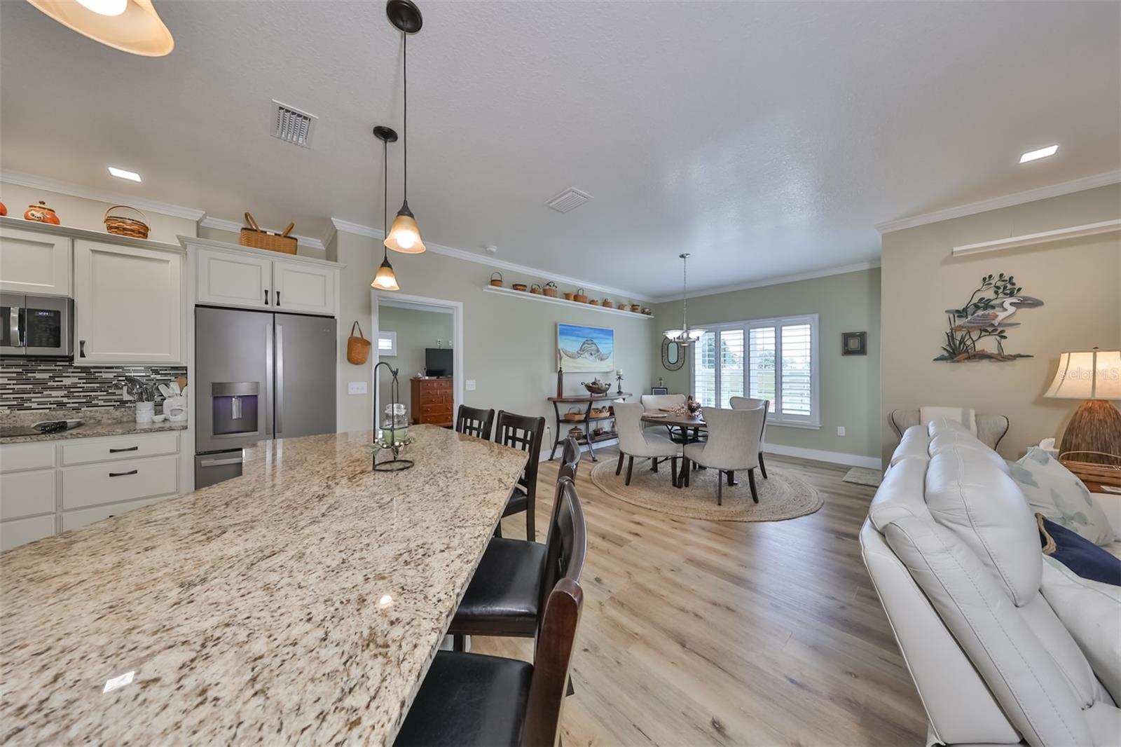 A large breakfast bar is perfect for holidays, guest or entertaining.