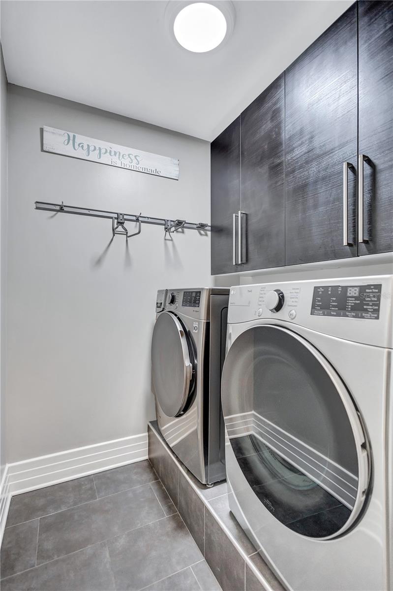 landdry room with washer and dryer that remain