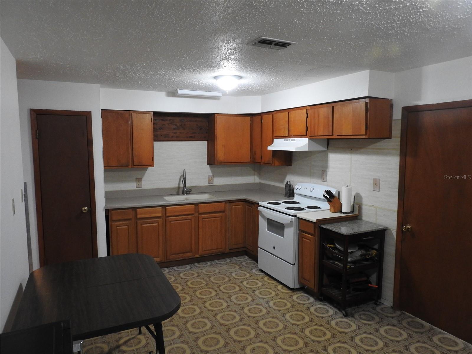 Full Size Kitchen W/ Lazy Susan