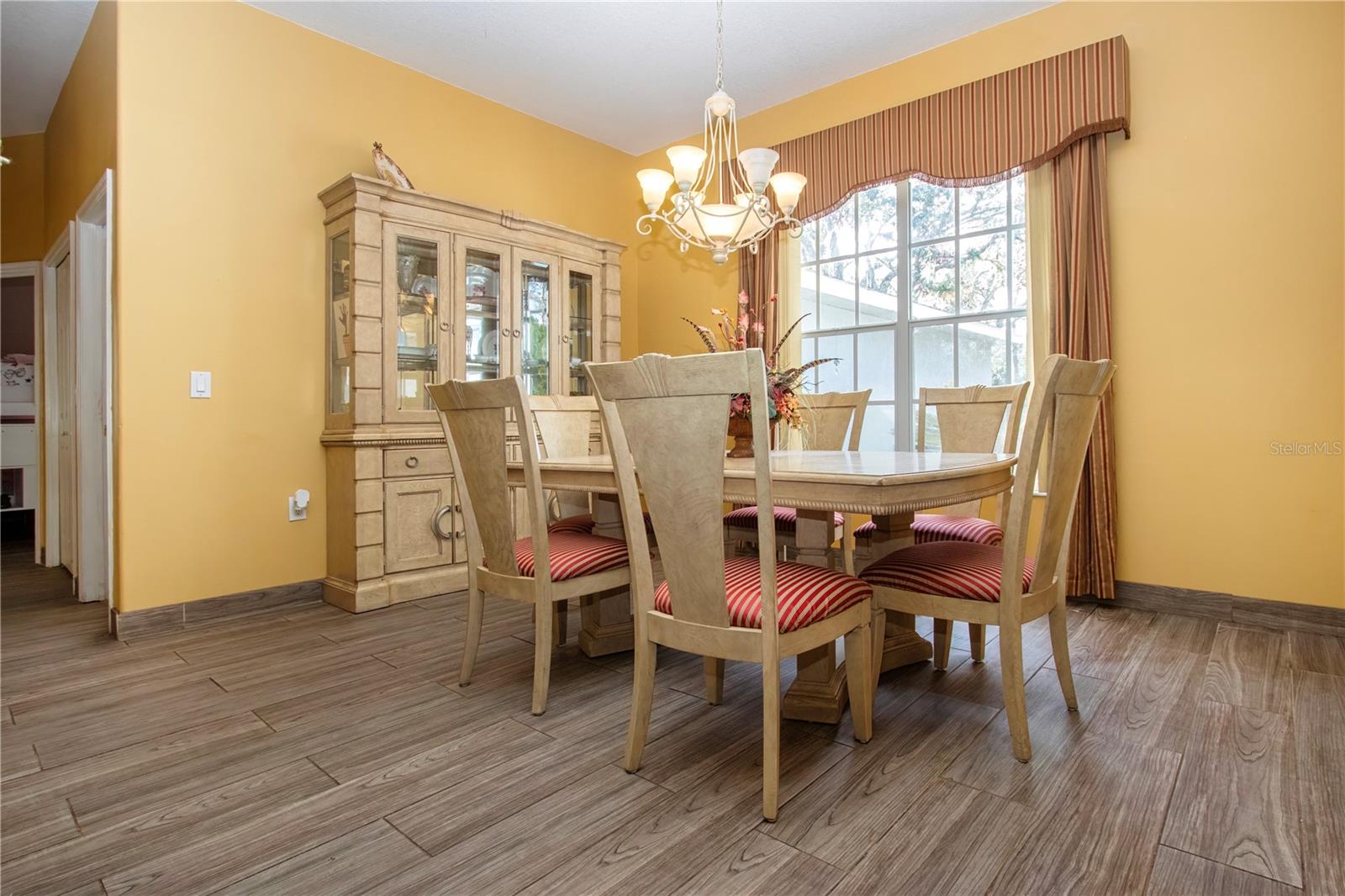 Large Formal DIning Room