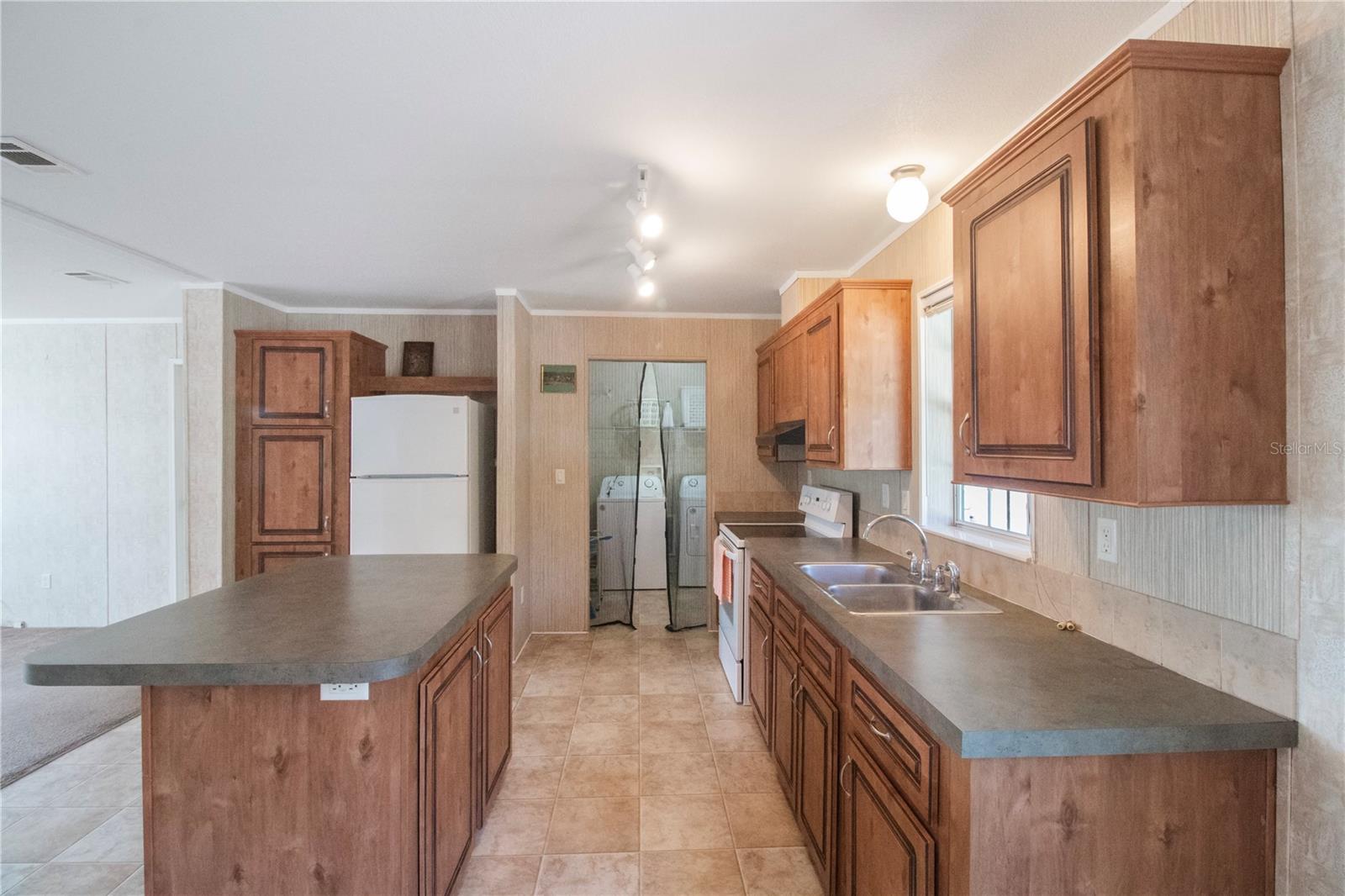 Kitchen/Island Breakfast Bar