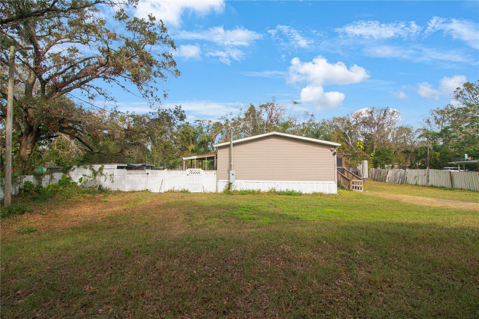 Side/Front Yard (Fence to Back Yard Entry)