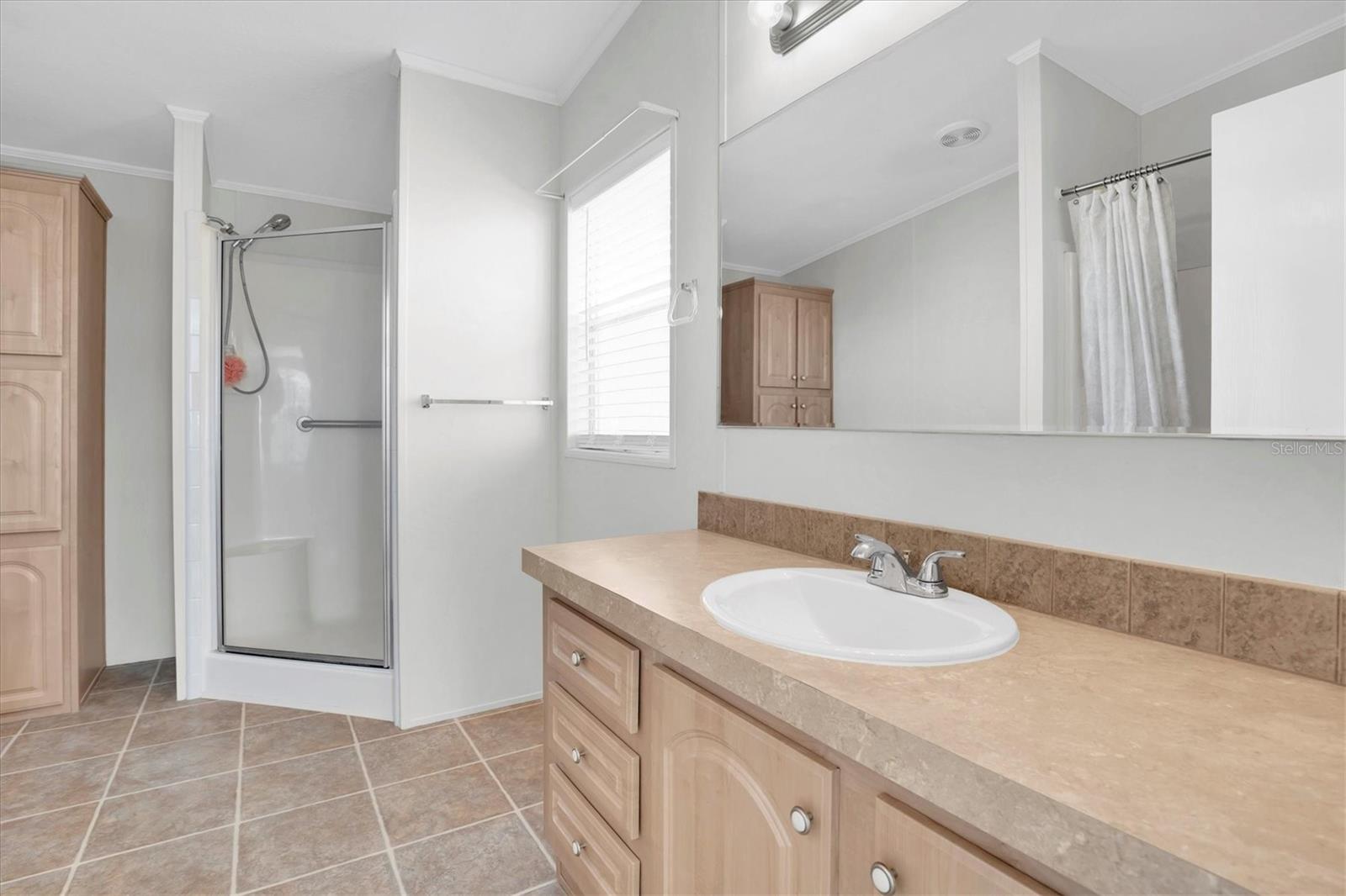 En-suite bath with Primary bedroom