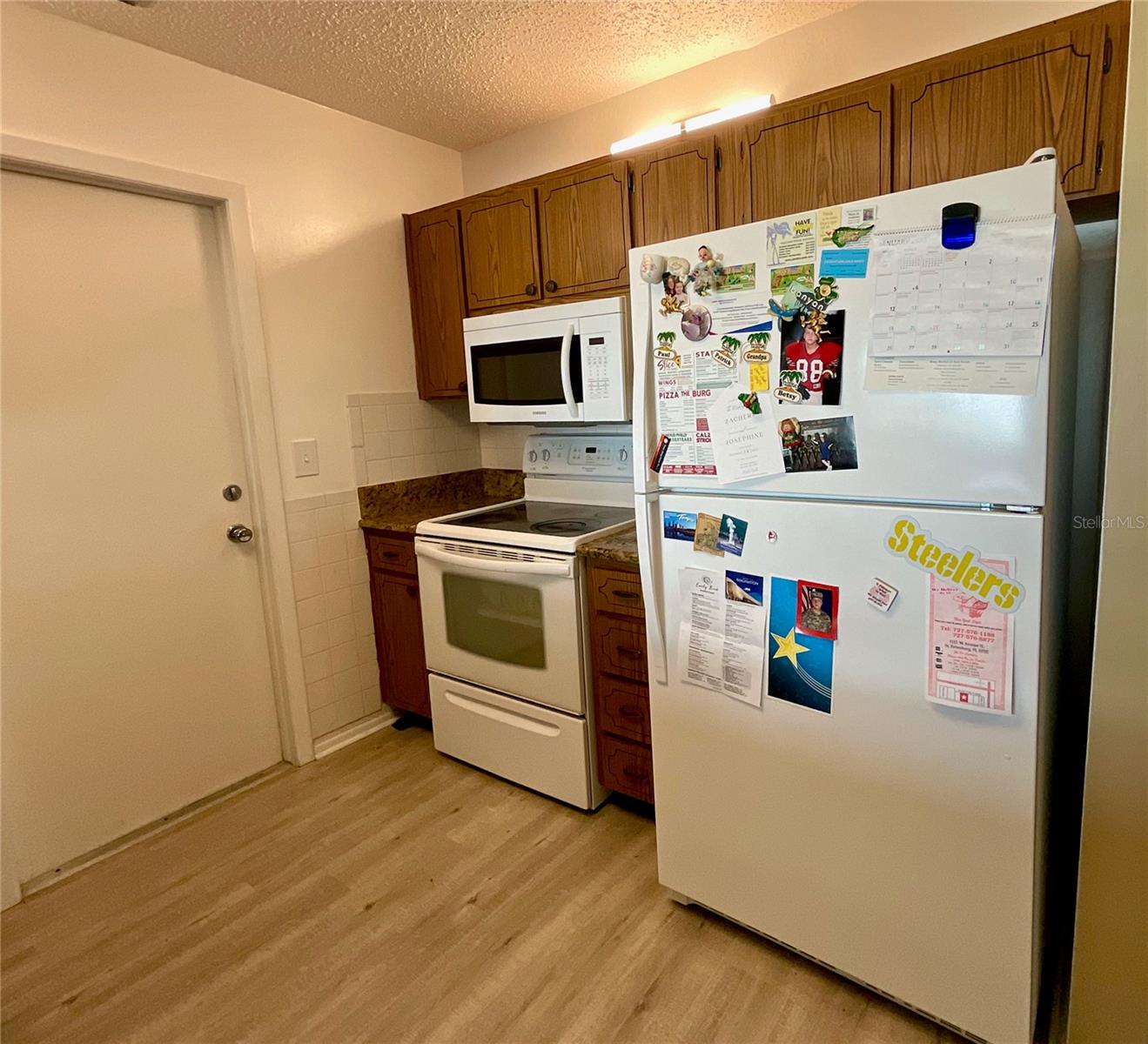 Kitchen refrigerator and range side