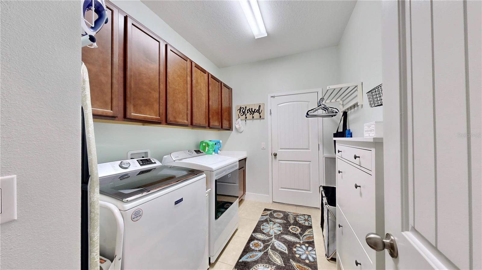 Laundry - lots of cabinets