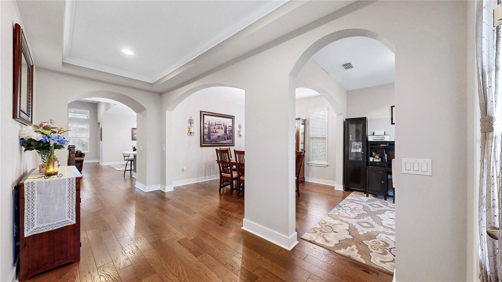 Foyer with trayed ceiling