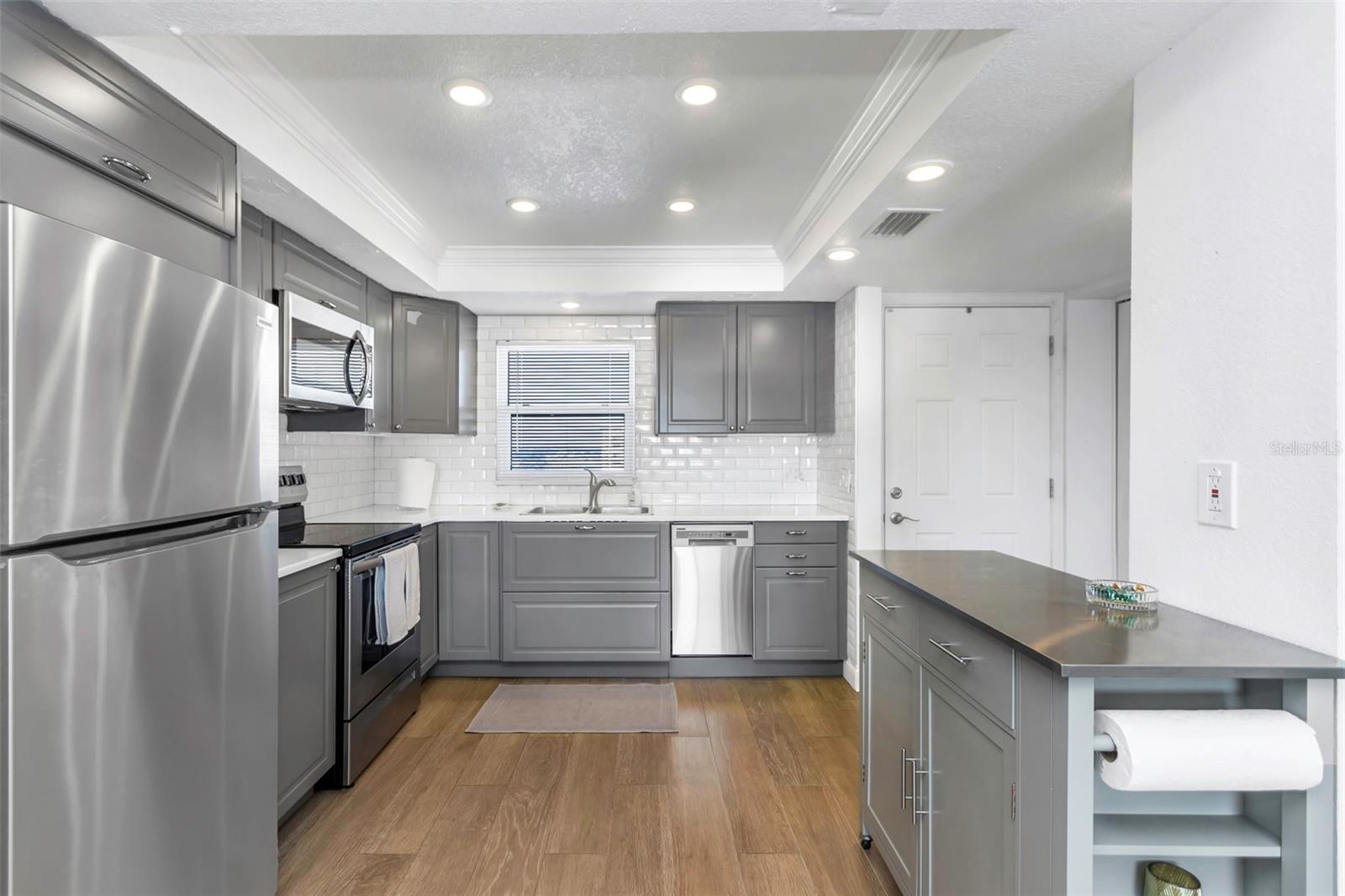 Beautiful Kitchen with a movable island!