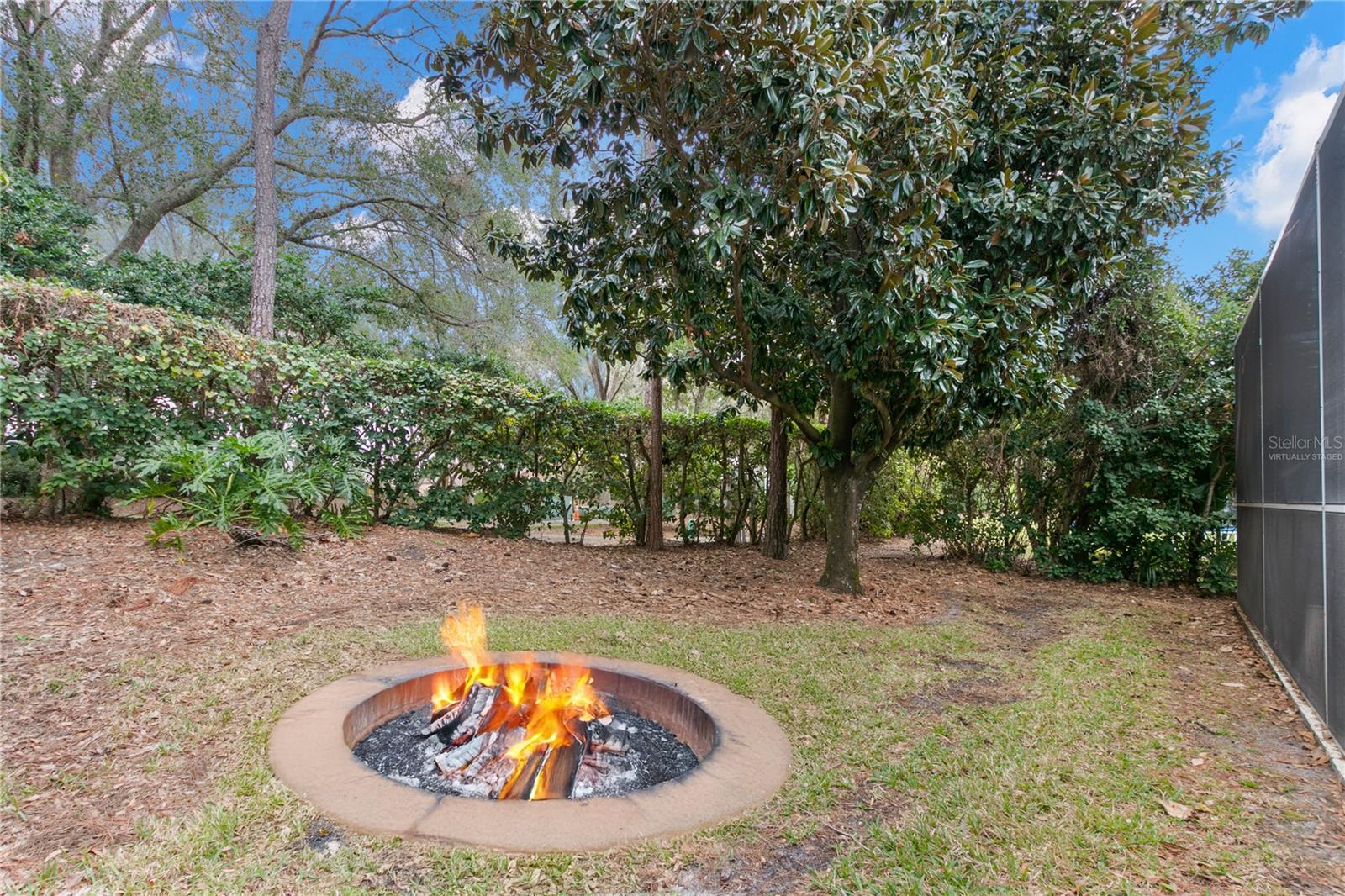 Side yard perfect for Firepit (virtually staged)