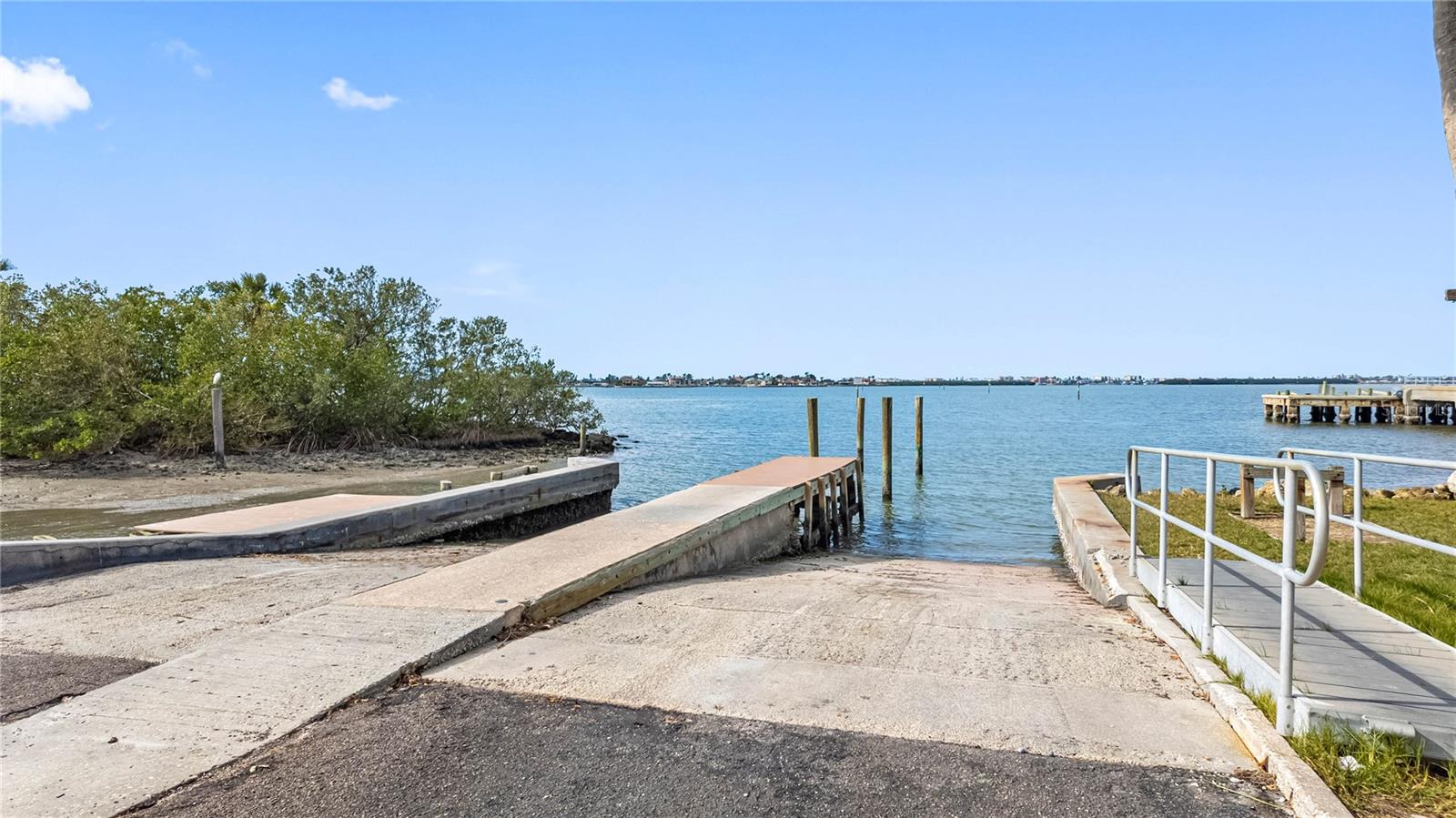 Public boat ramp a few blocks away.