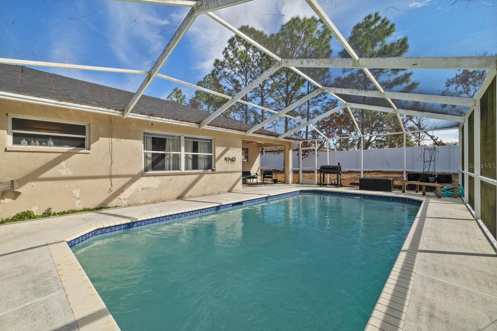 pool with screen cage