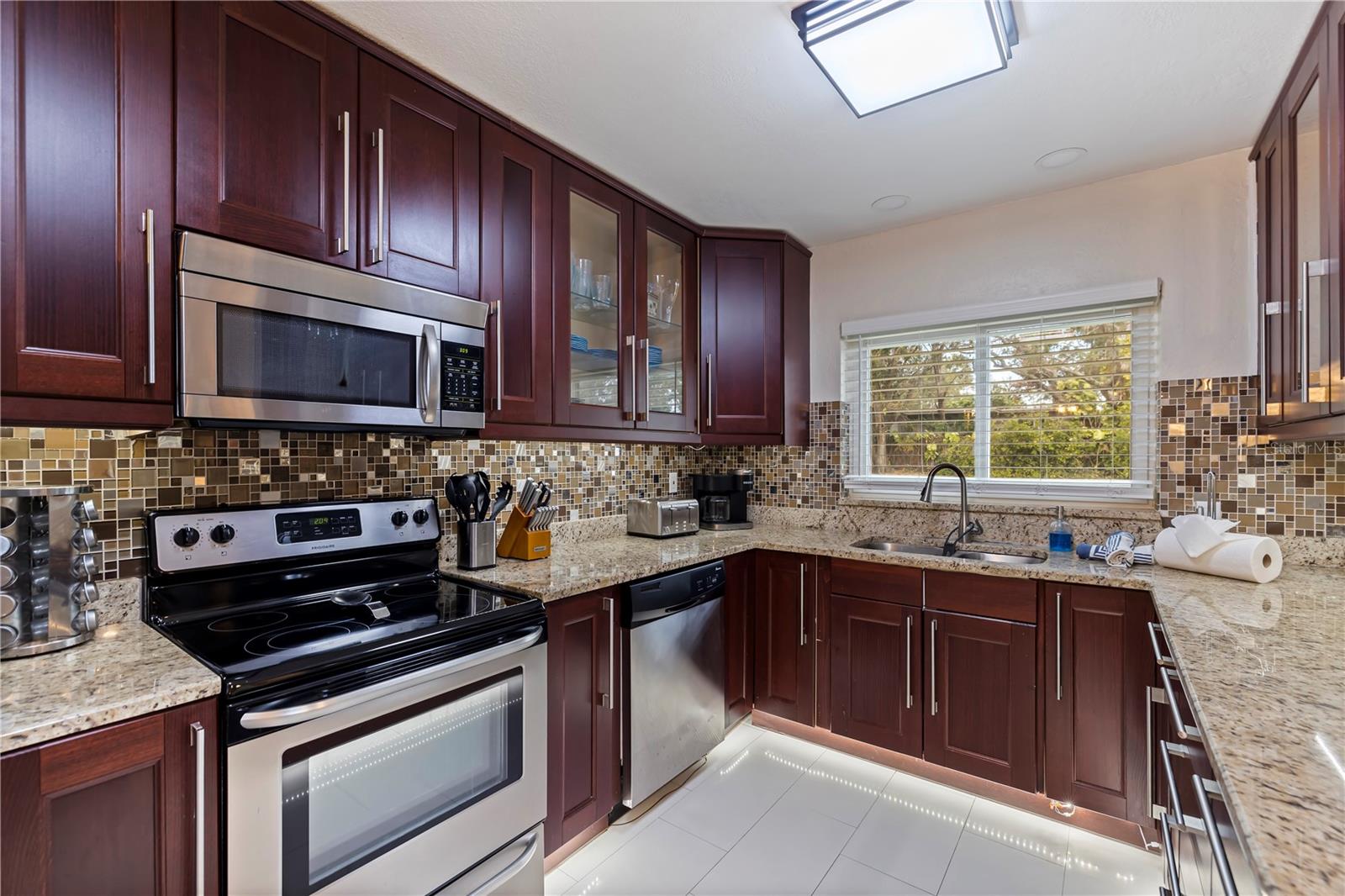 Fantastic kitchen with under cabinet lighting, including the lower cabinets!