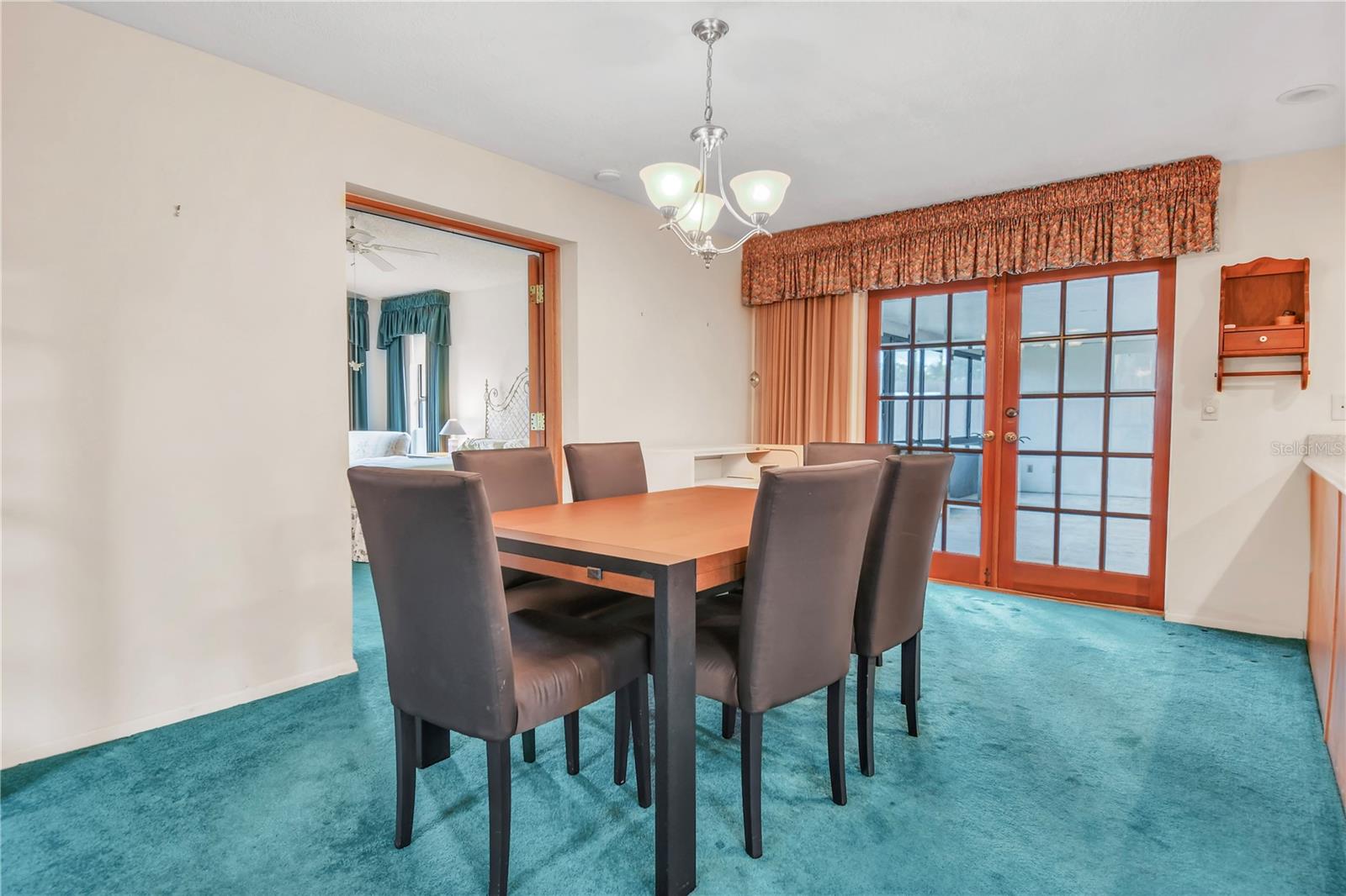 Ample space for  a large dininag table and direct sightliness to living areas