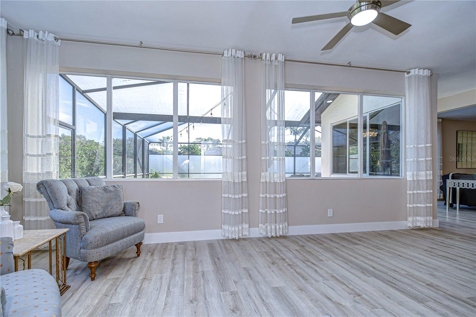 Beautiful panoramic windows allow ample natural light!