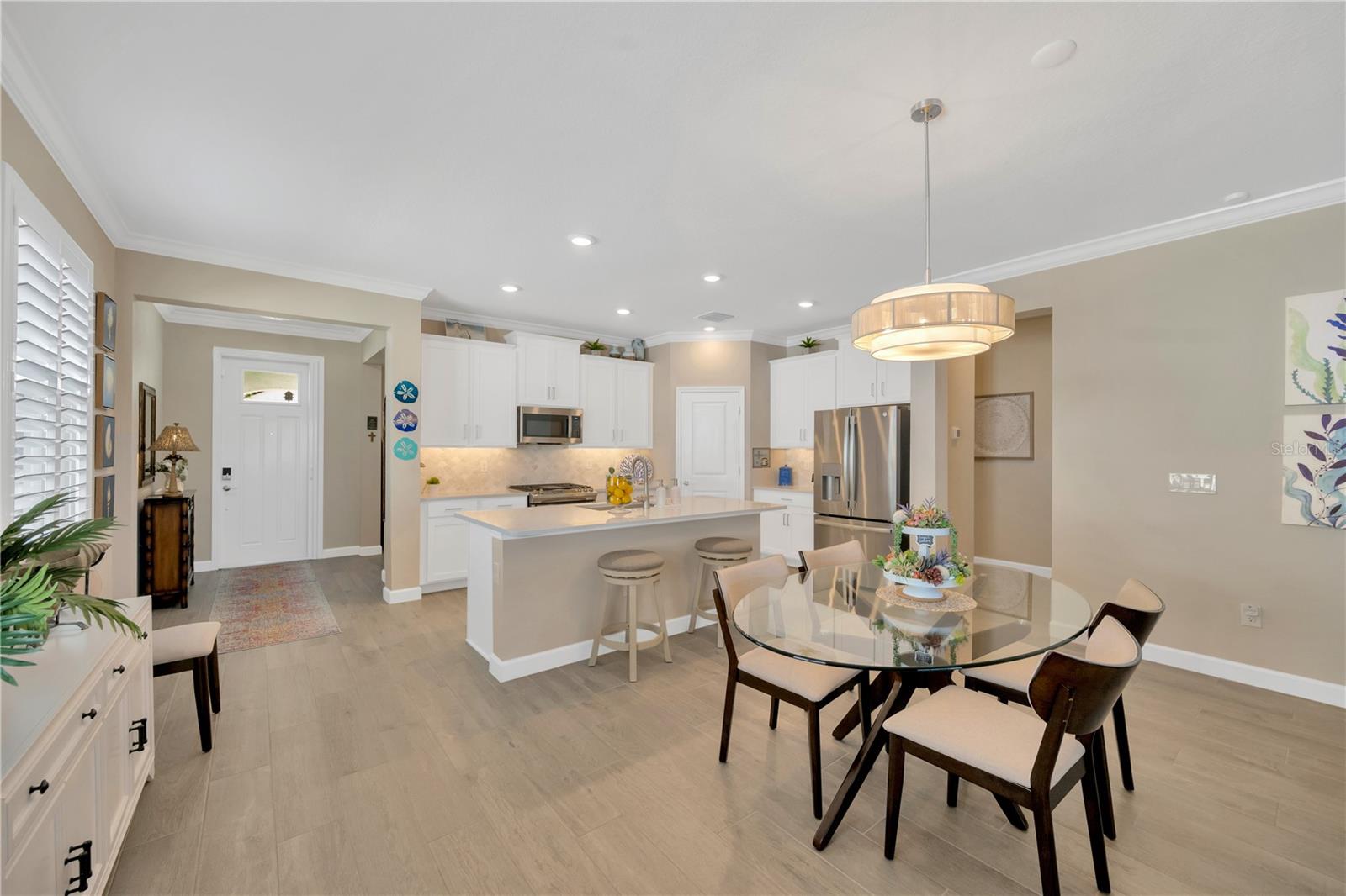 Dining Area Between Kitchen & Livingroom