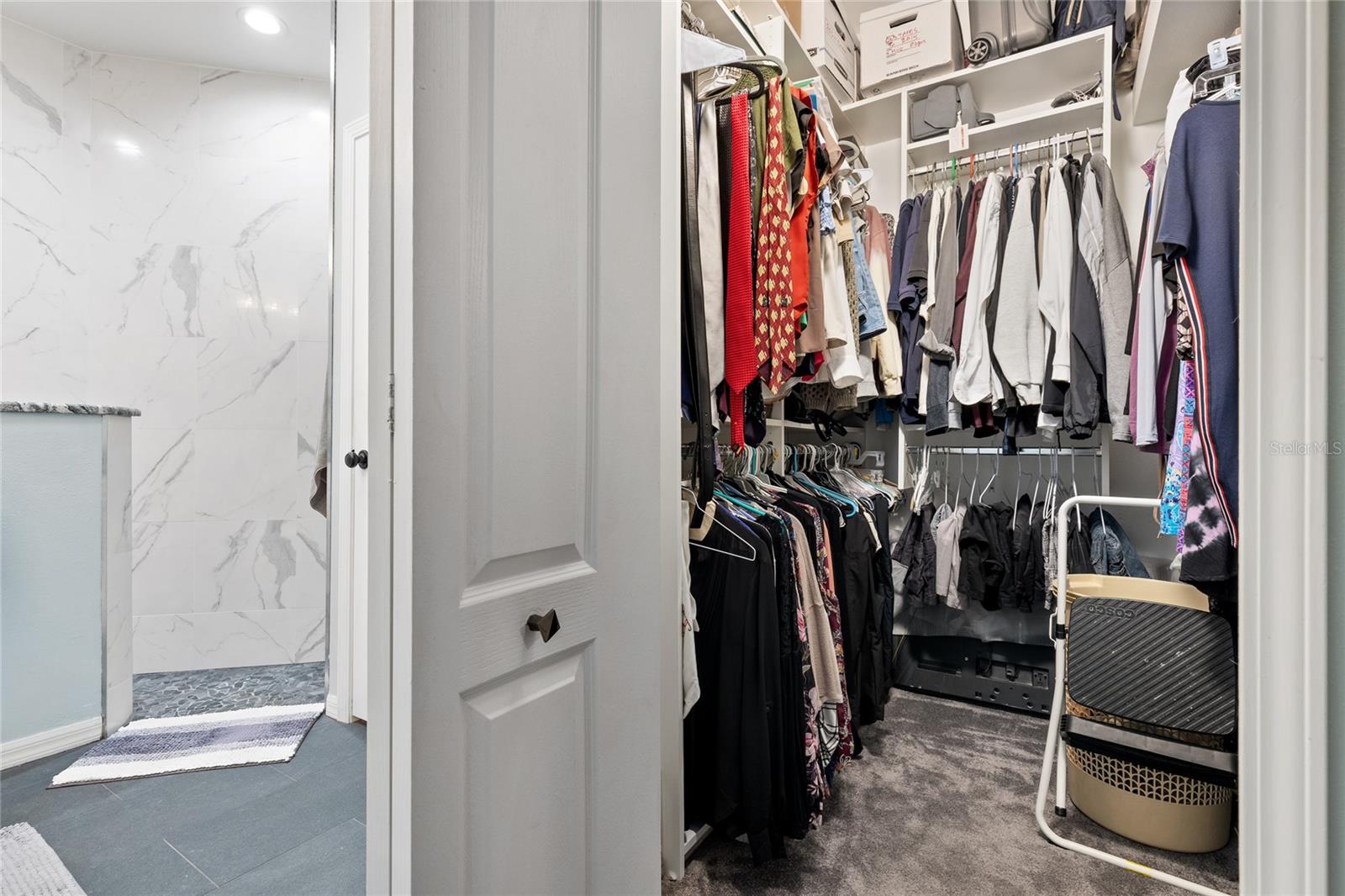 MASTER WALK-IN CLOSET