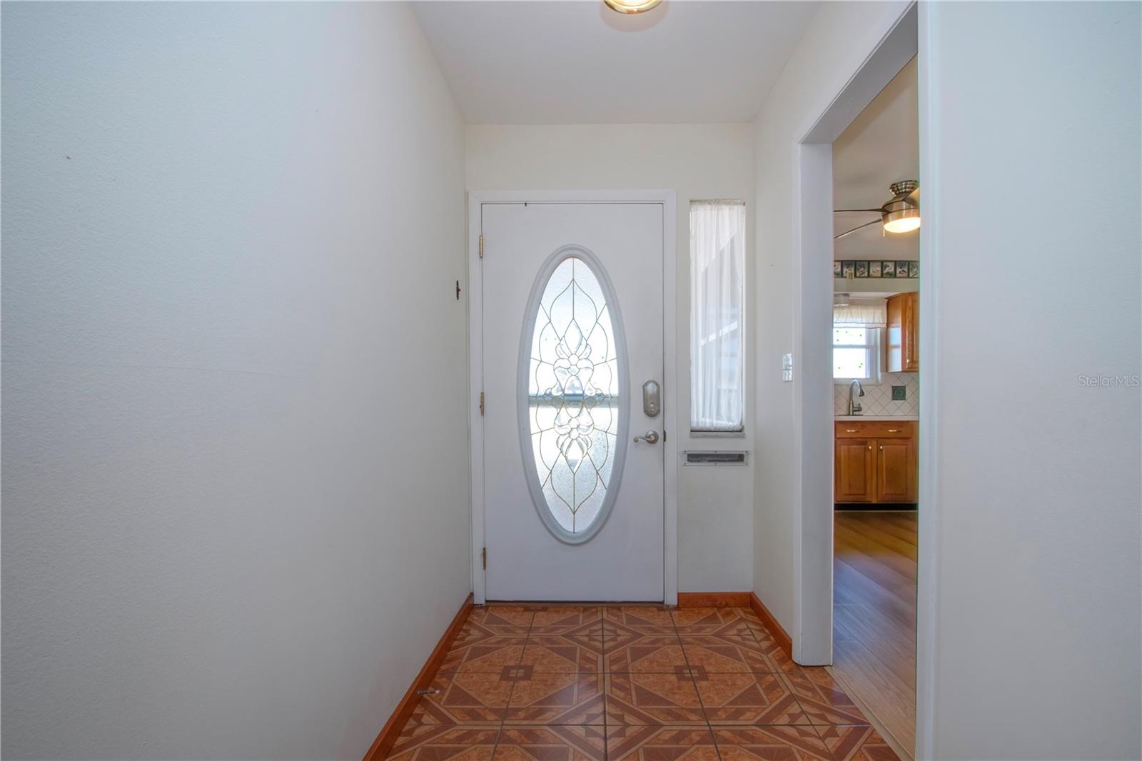 Foyer w/Beautiful glass leaded door