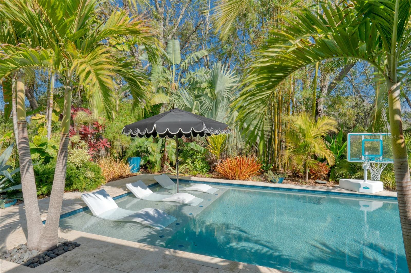 Tropical Oasis with heated salt pool!