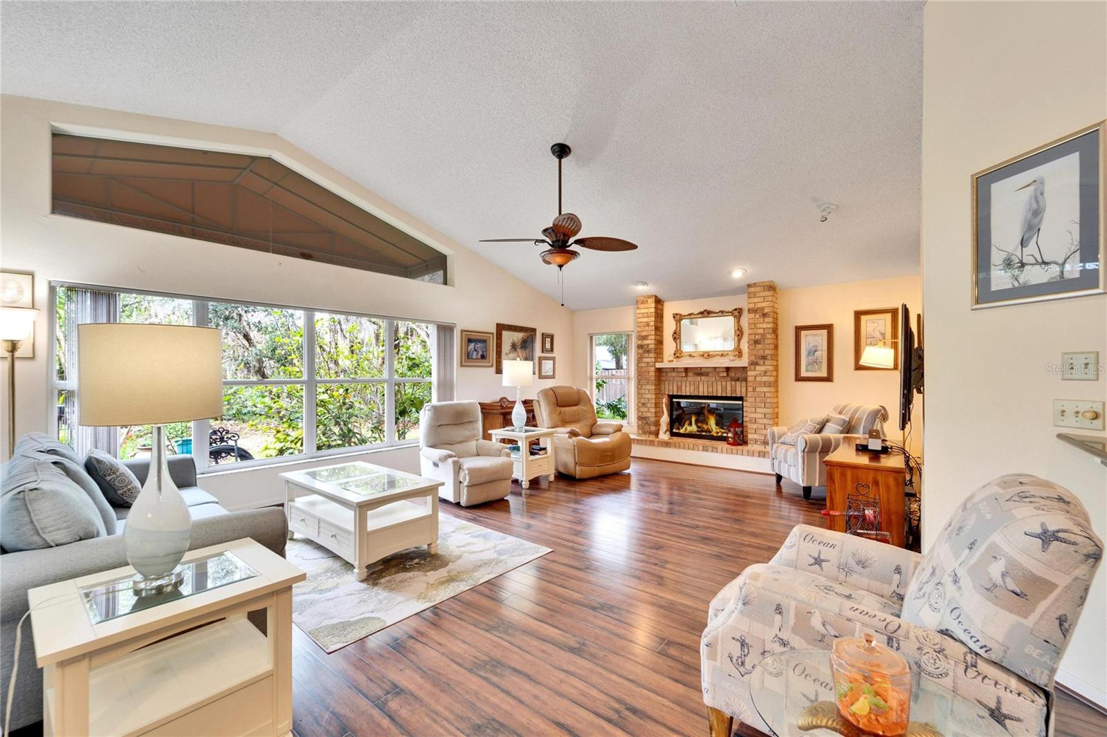 Living Room / Kitchen Combo