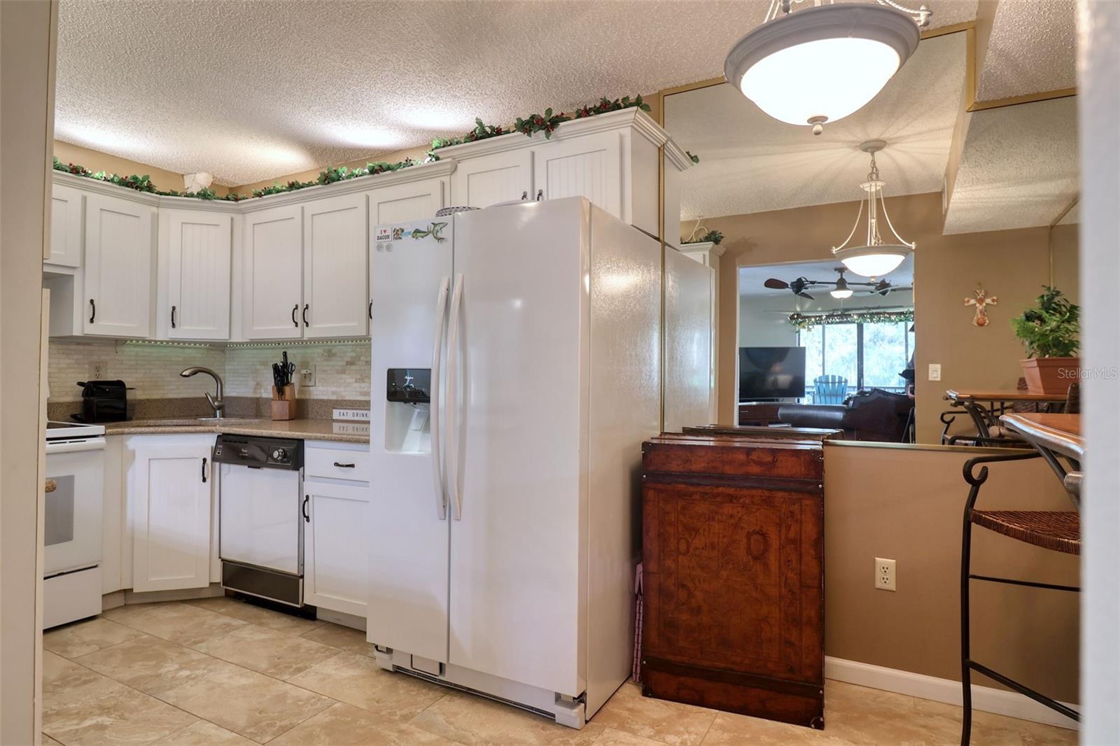 kitchen w/eating area