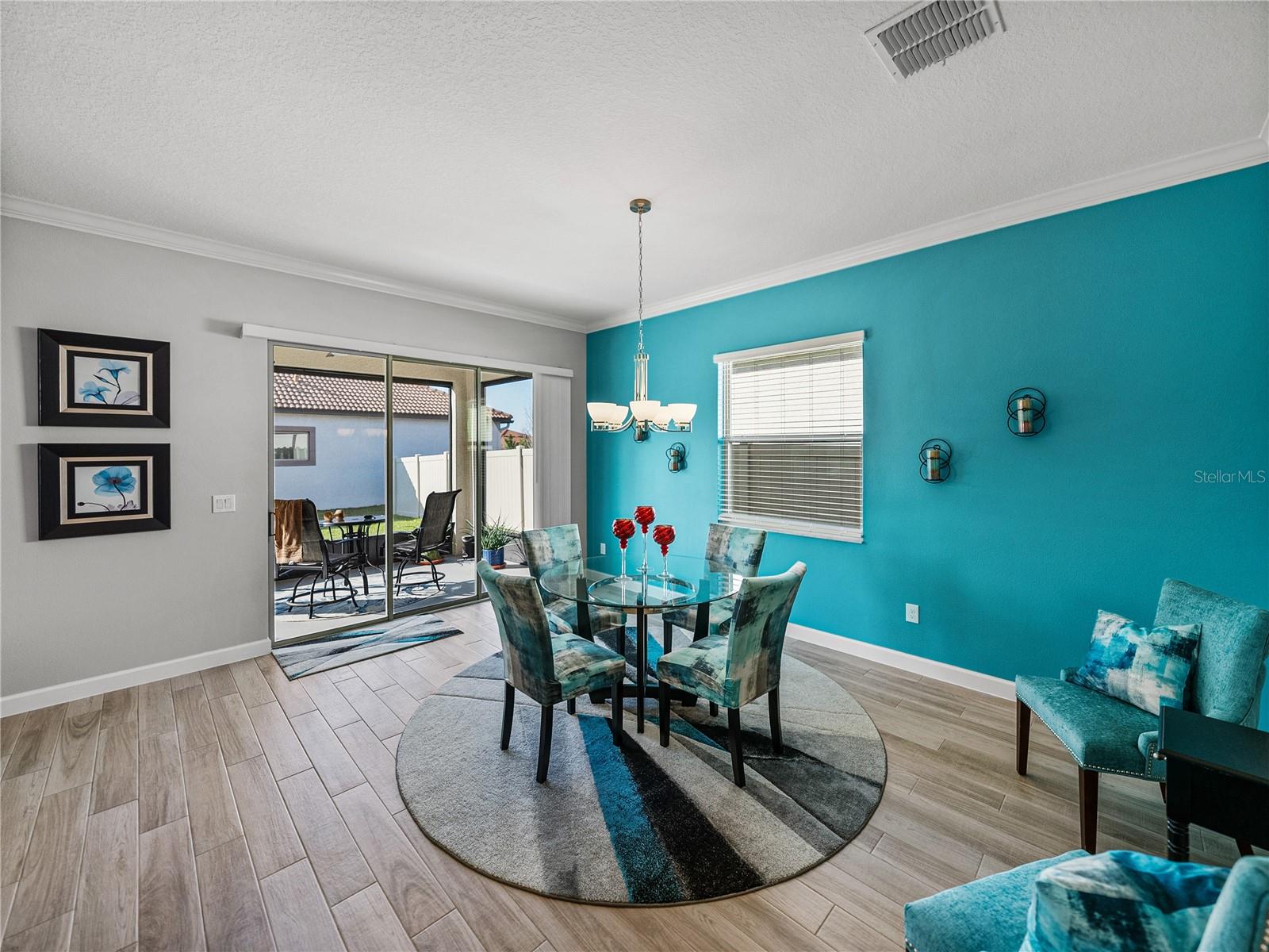 Oversized dining area, with room for more!