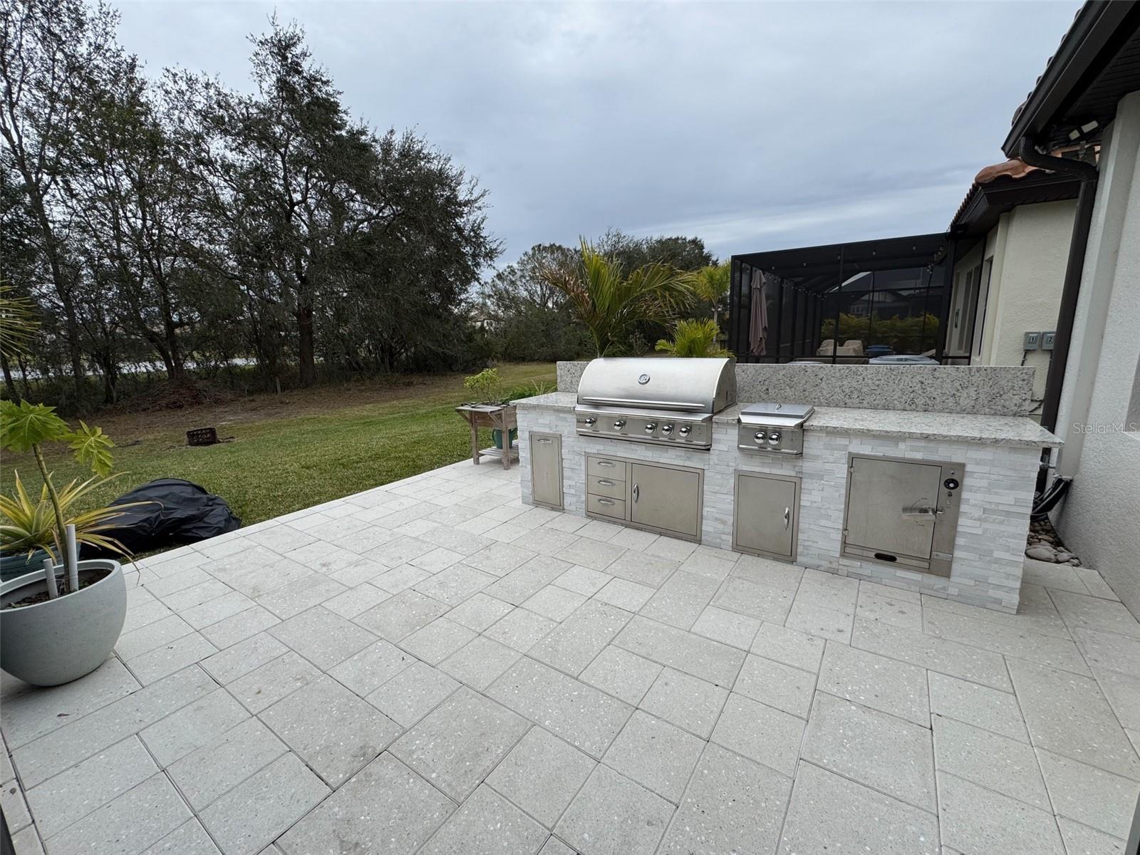 Outdoor kitchen - HUGE GRILL, side burner and smoker