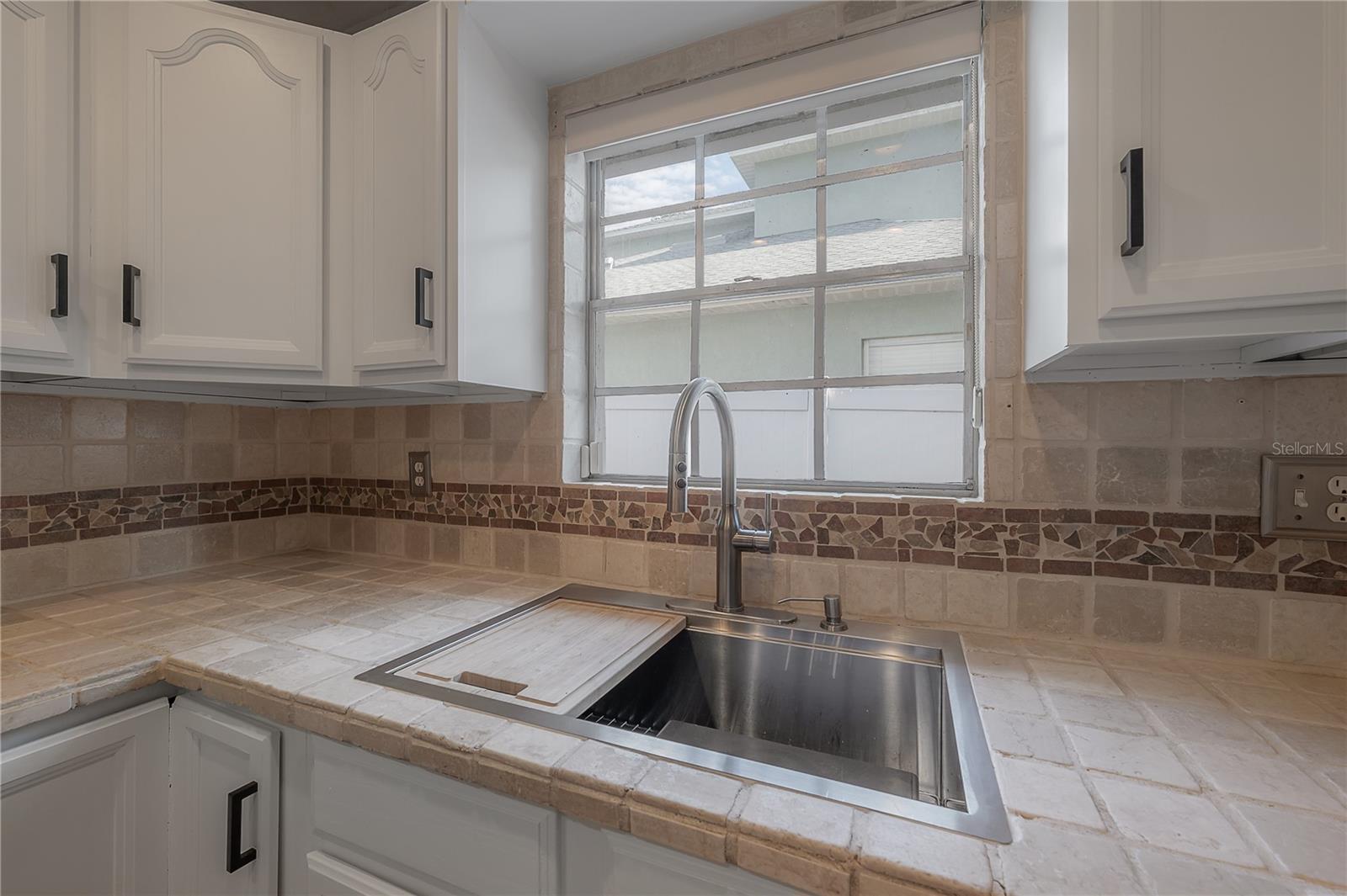 Custom Sink with 'Traveling Cuttingboard' on the sink (removable)