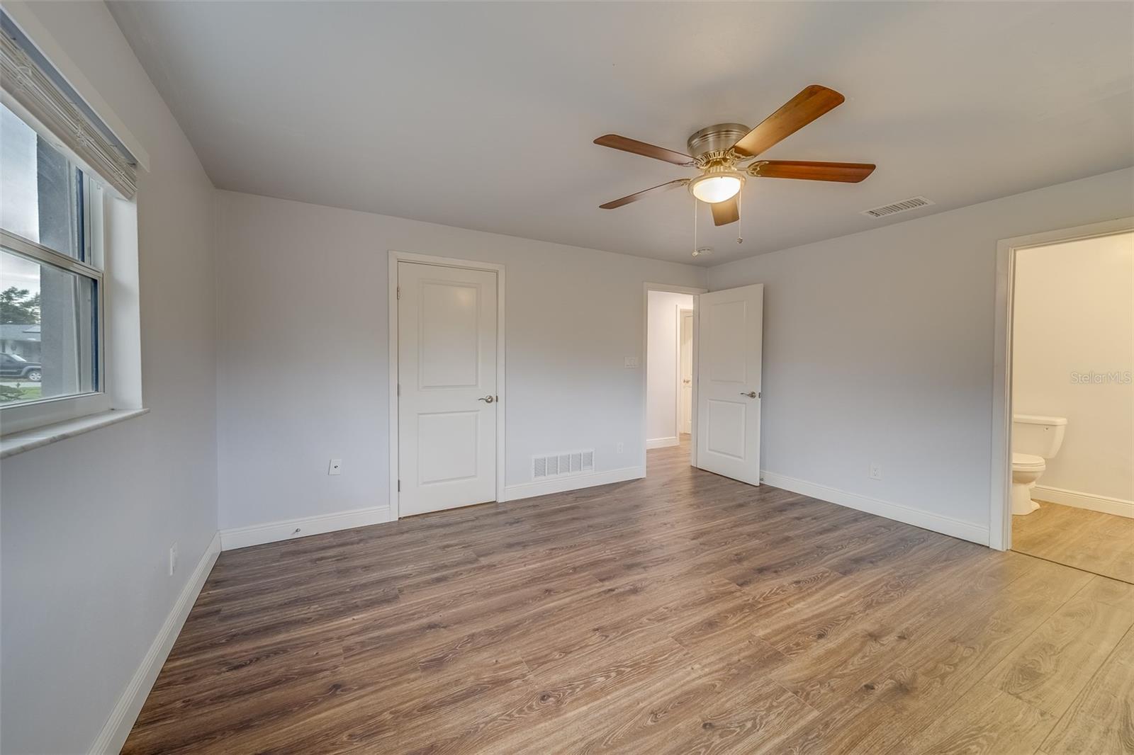 PRIMARY BEDROOM WITH WALK IN CLOSET AND FULL SHOWER BATH