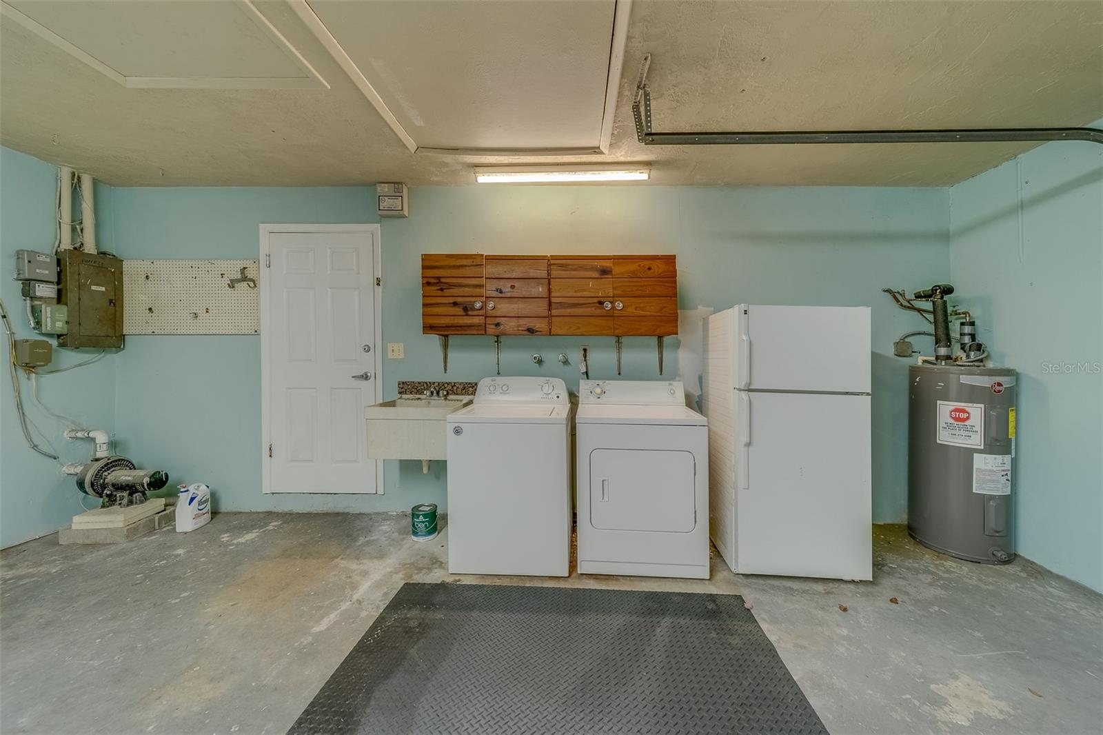 GARAGE WITH LAUNDRY