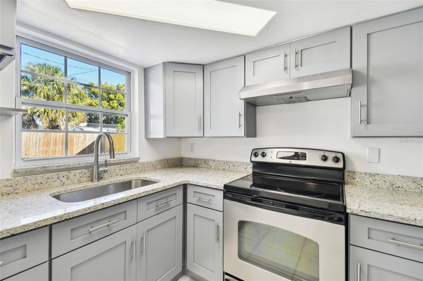 Entirely renovated kitchen - granite tops