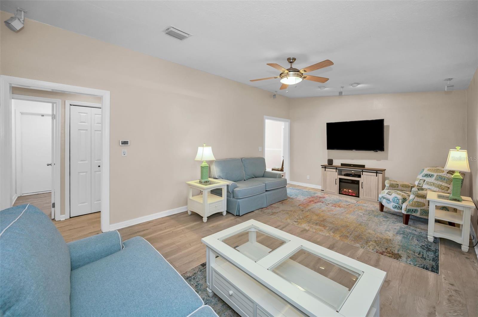 ENTRANCE TO KITCHEN AND THE HALL FROM THE LIVING ROOM