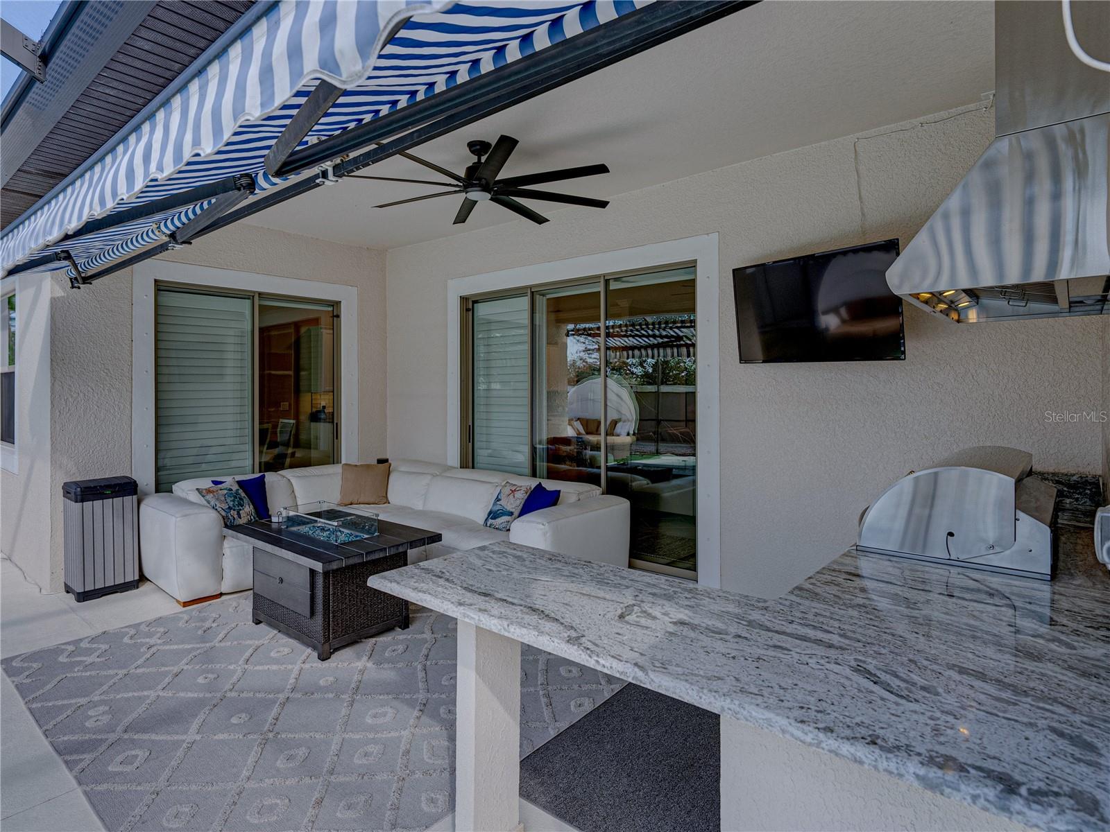 Granite counter tops and bar top, just add stools and you are ready to entertain!