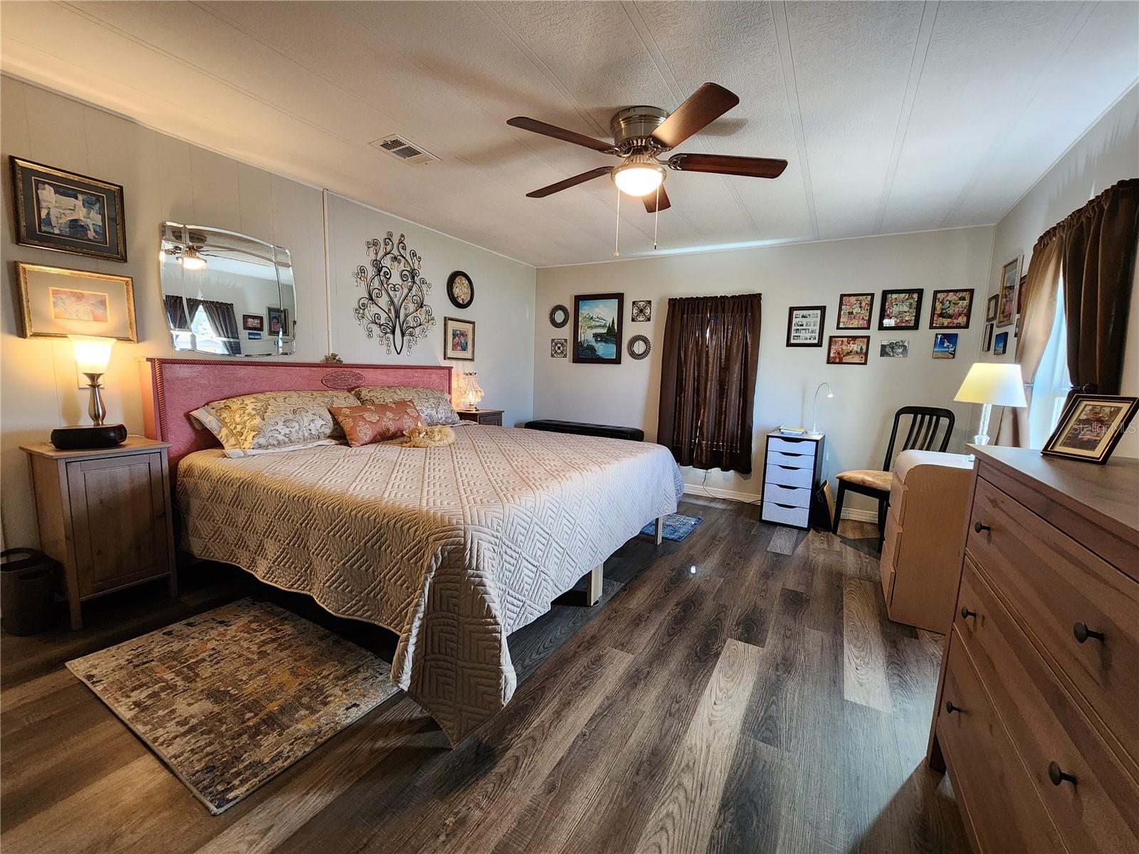 Primary bedroom with en-suite bathroom & walk-in closet.