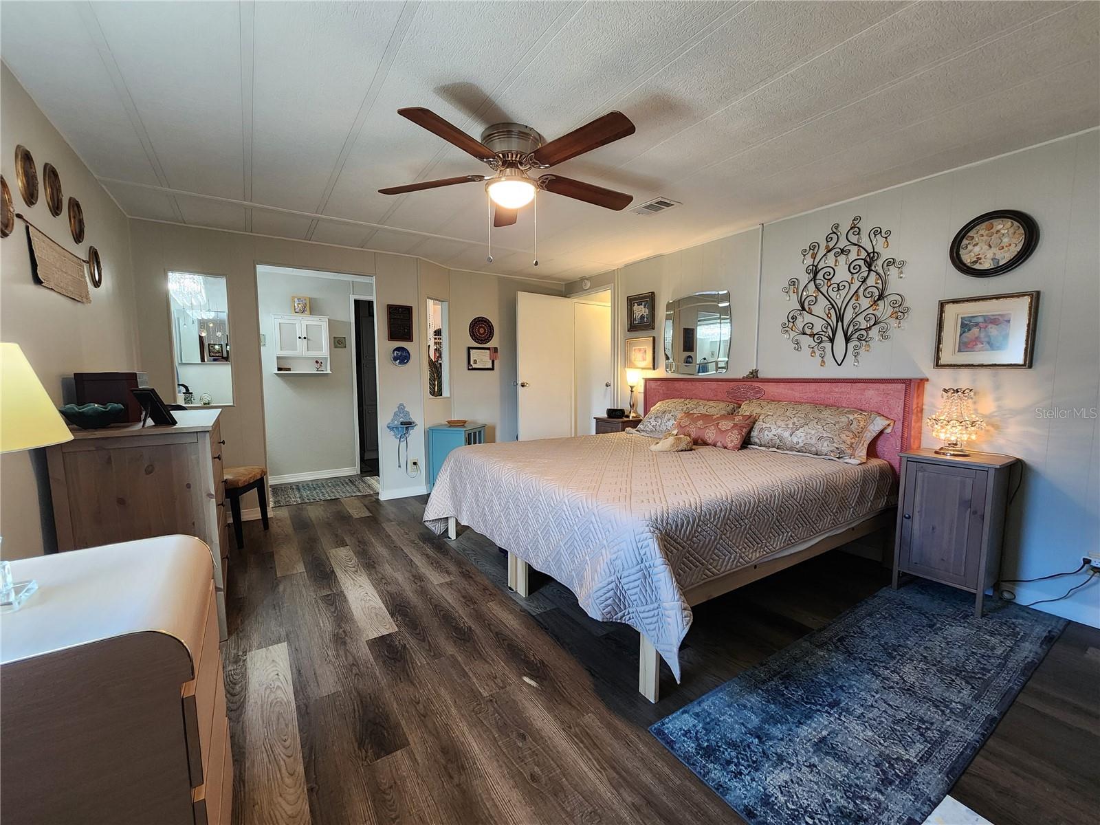 Primary bedroom with en-suite bathroom & walk-in closet.