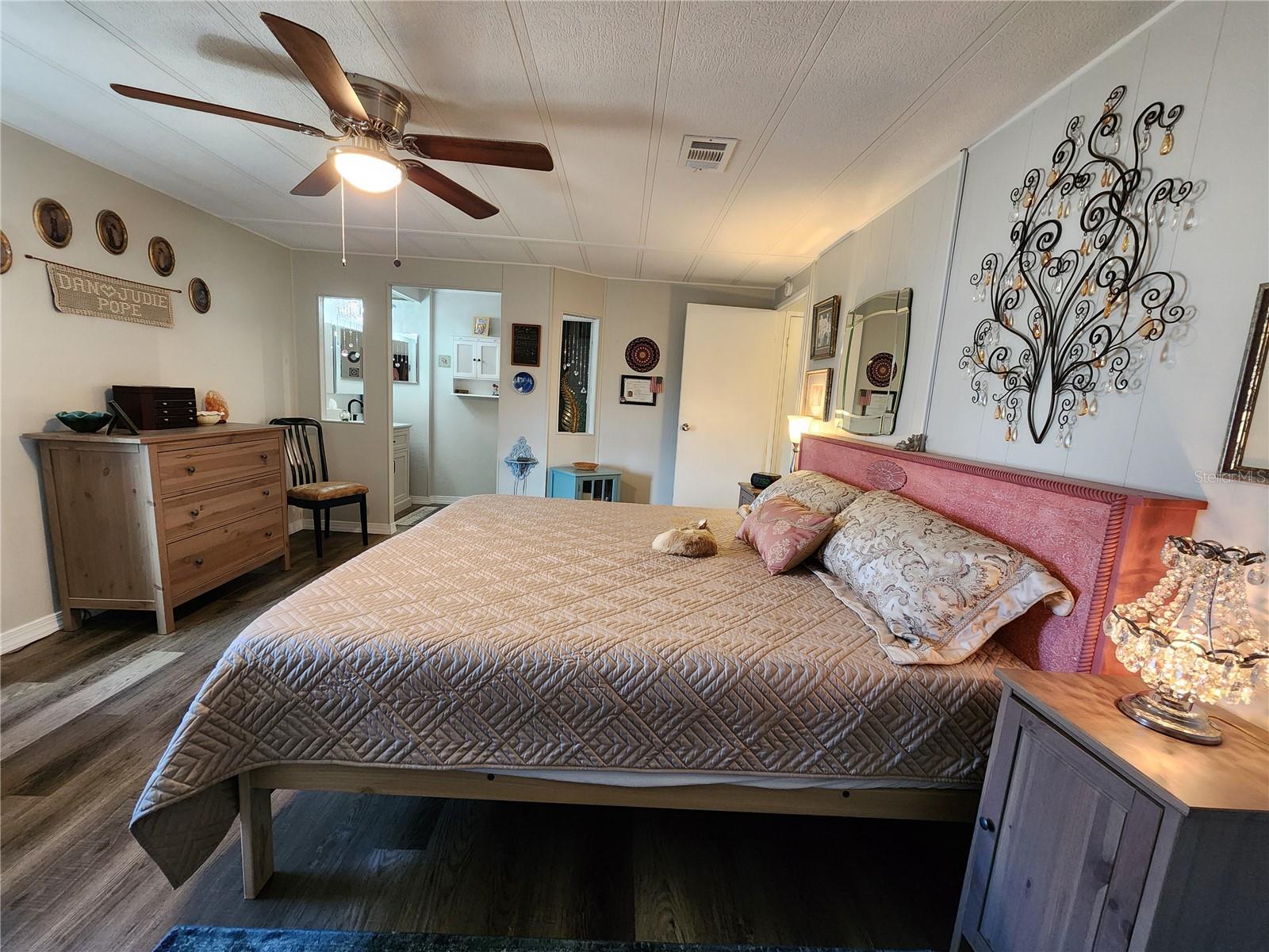 Primary bedroom with en-suite bathroom & walk-in closet.