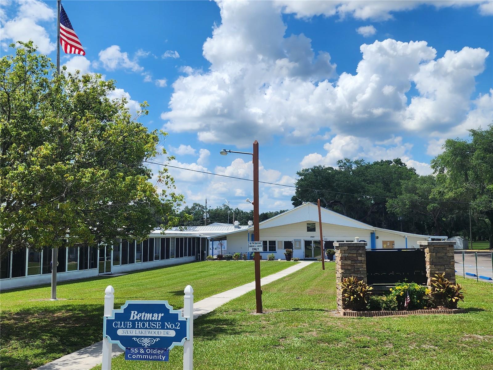 Main clubhouse & shuffle courts.