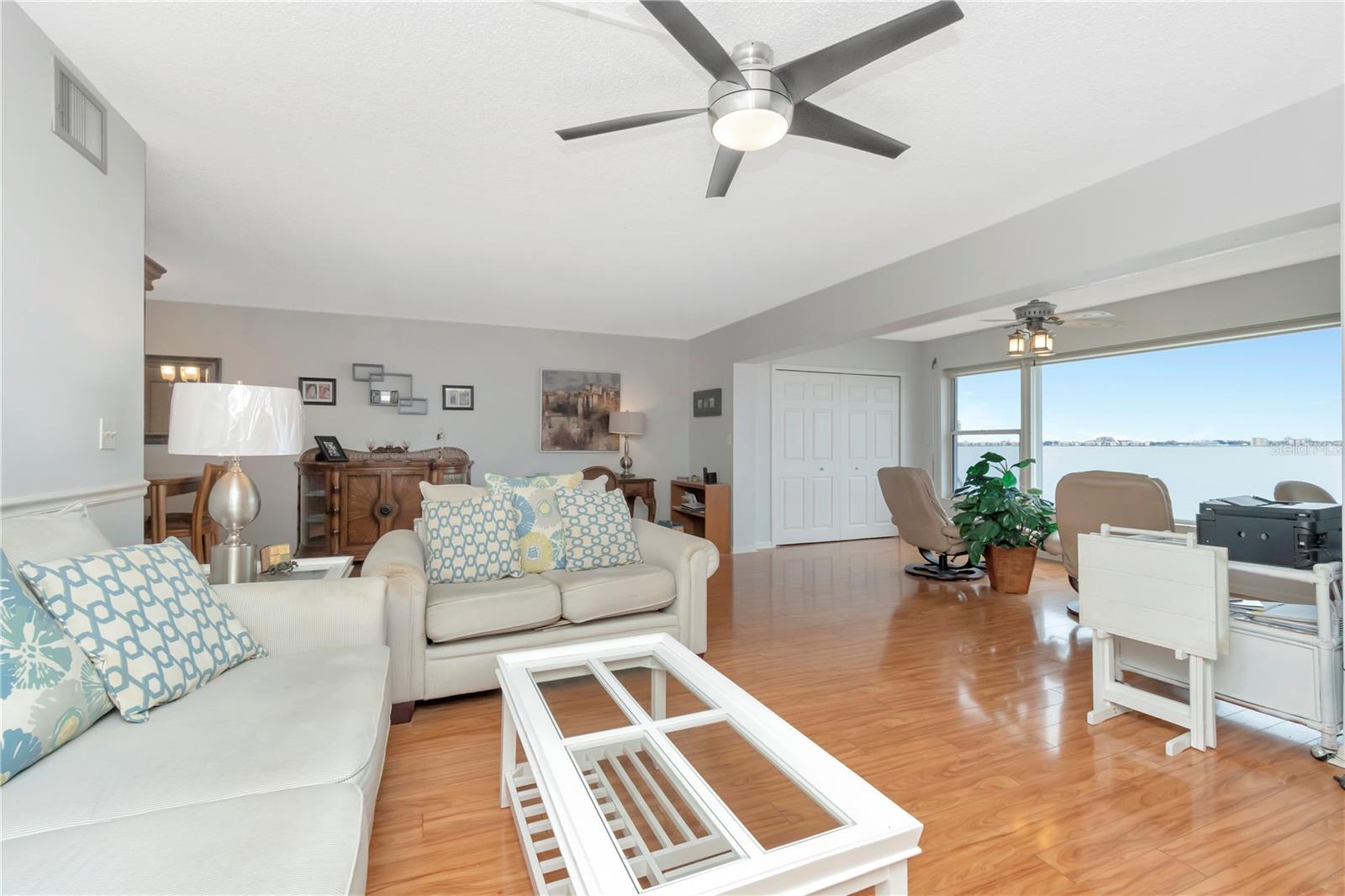 LARGE LIVING ROOM WITH REMOTE CEILING FAN