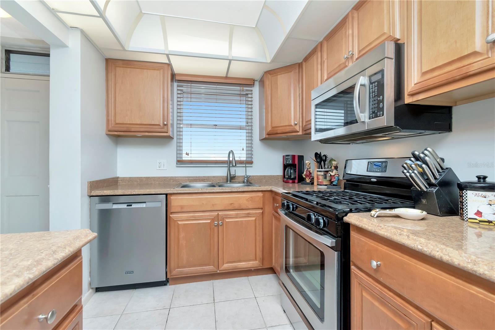 BIG KITCHEN WITH LOTS OF CUPBOARDS AND COUNTERTOP