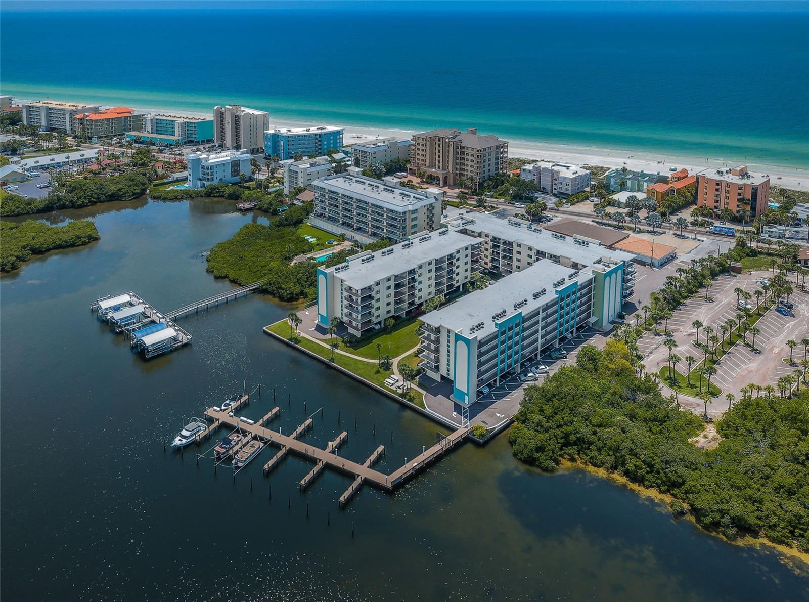 Intracoastal Waterway living at its Finest!