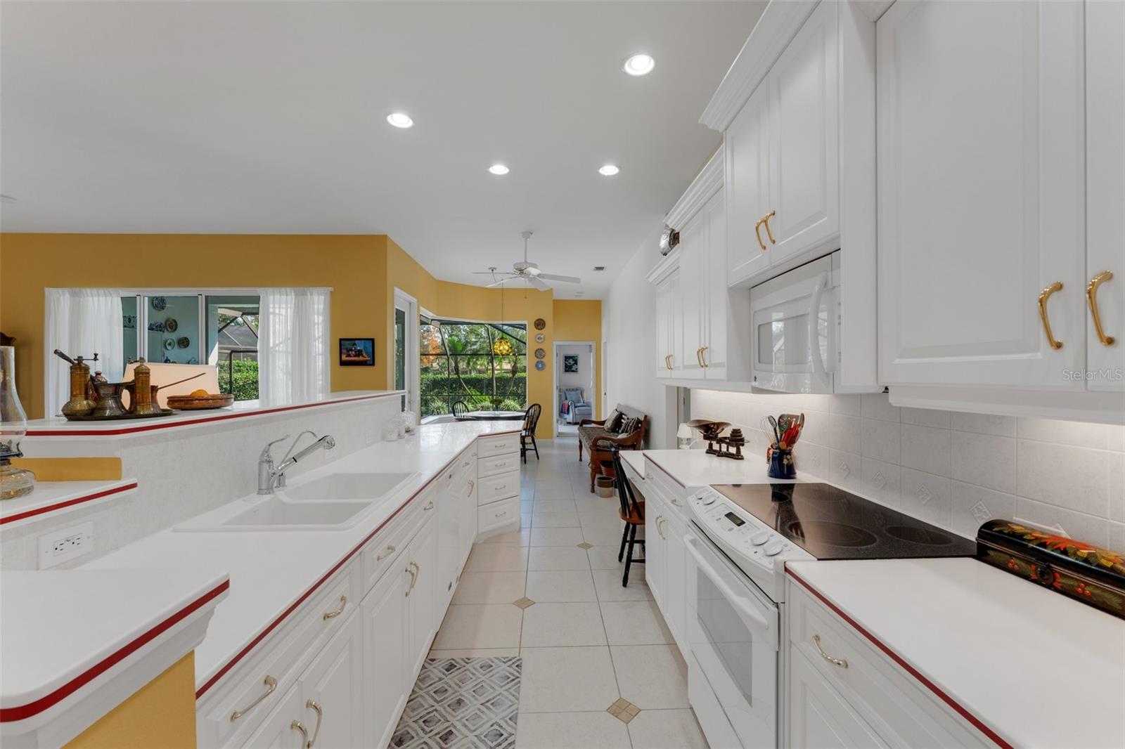 Kitchen w pool view