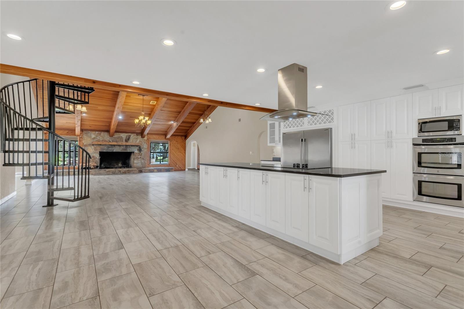 There's room for lots of guests in this kitchen, too!