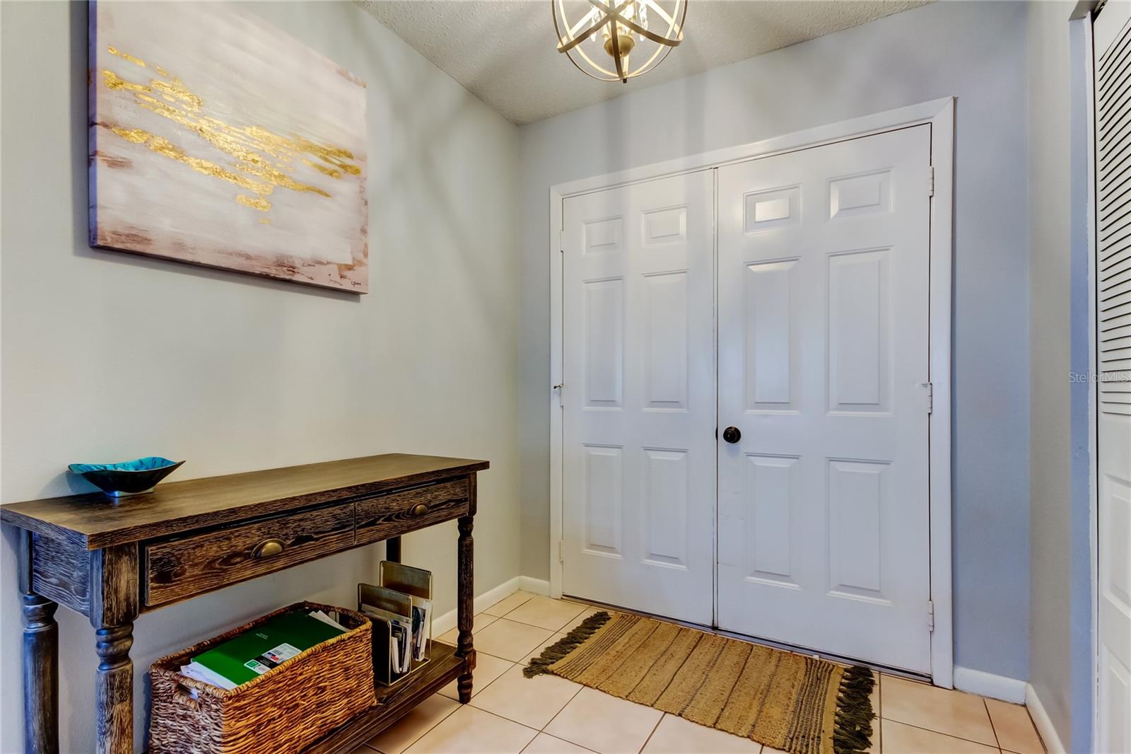 24. Spacious Foyer to Enter.. Drop Off Zone.. Coat Closet.. Perfect! (6.10" x 6.9')