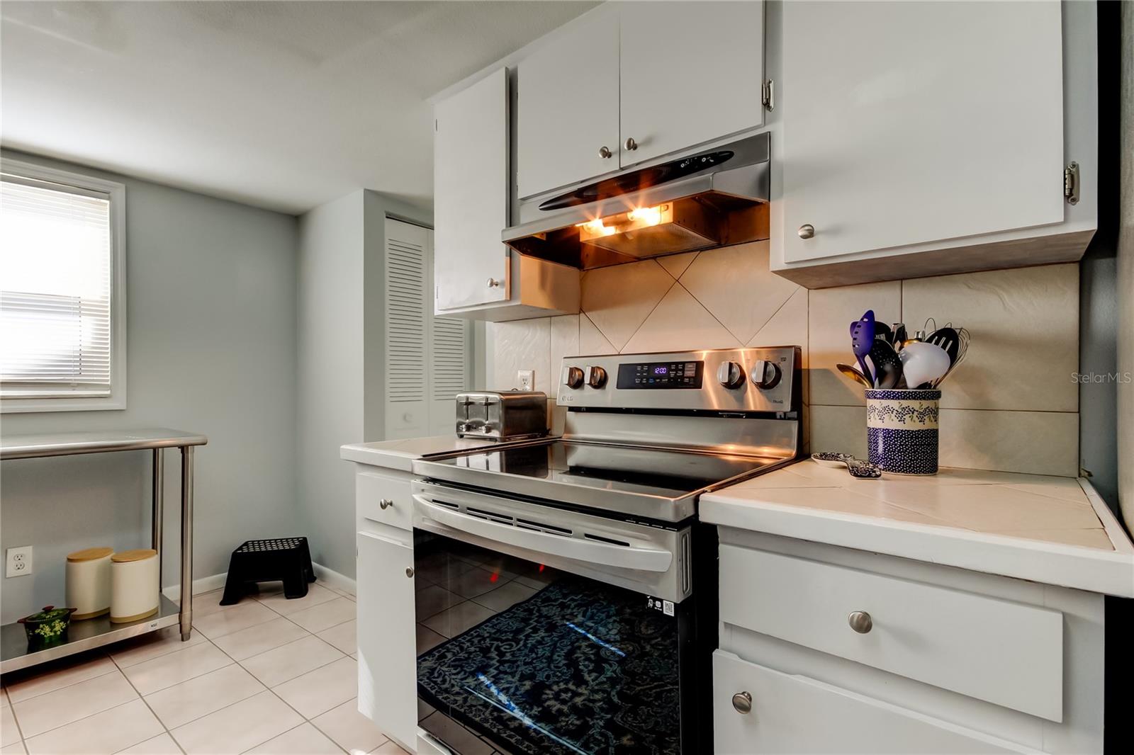 35. Kitchen (13' x 14.10') Features LG Stainless Steel Appliances (2023)!