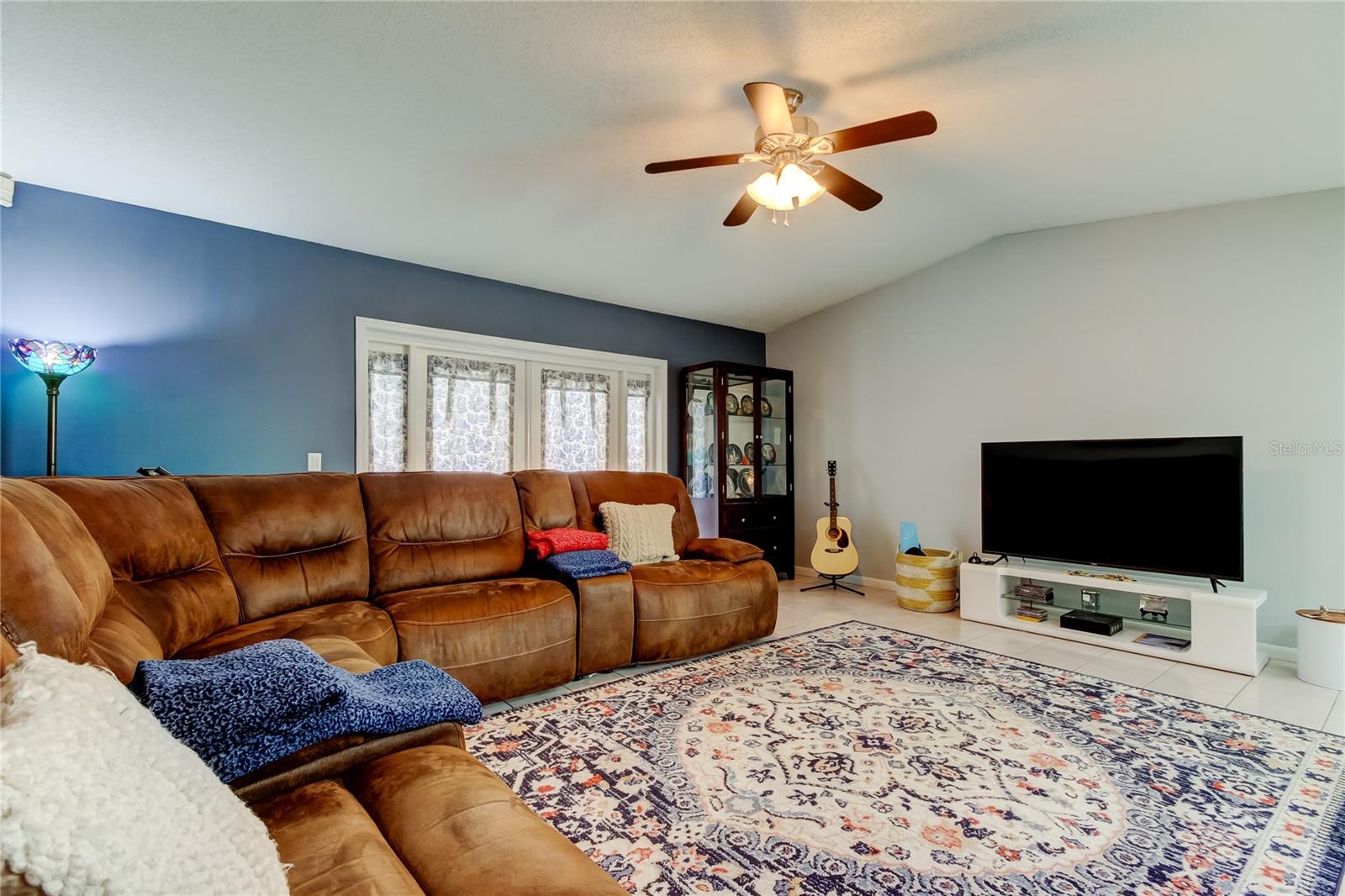 46. Family Room (18' x 17.2') Also Features an Accent Wall in tht Beautiful Deep Blue Hue tht Creates Calm..