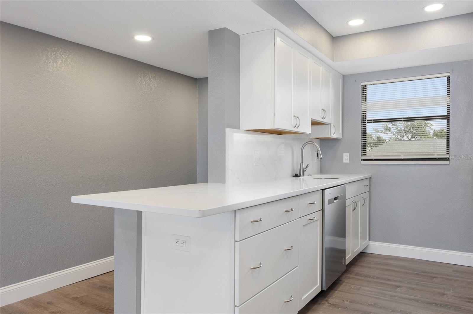 White quartz countertops with shake cabinets