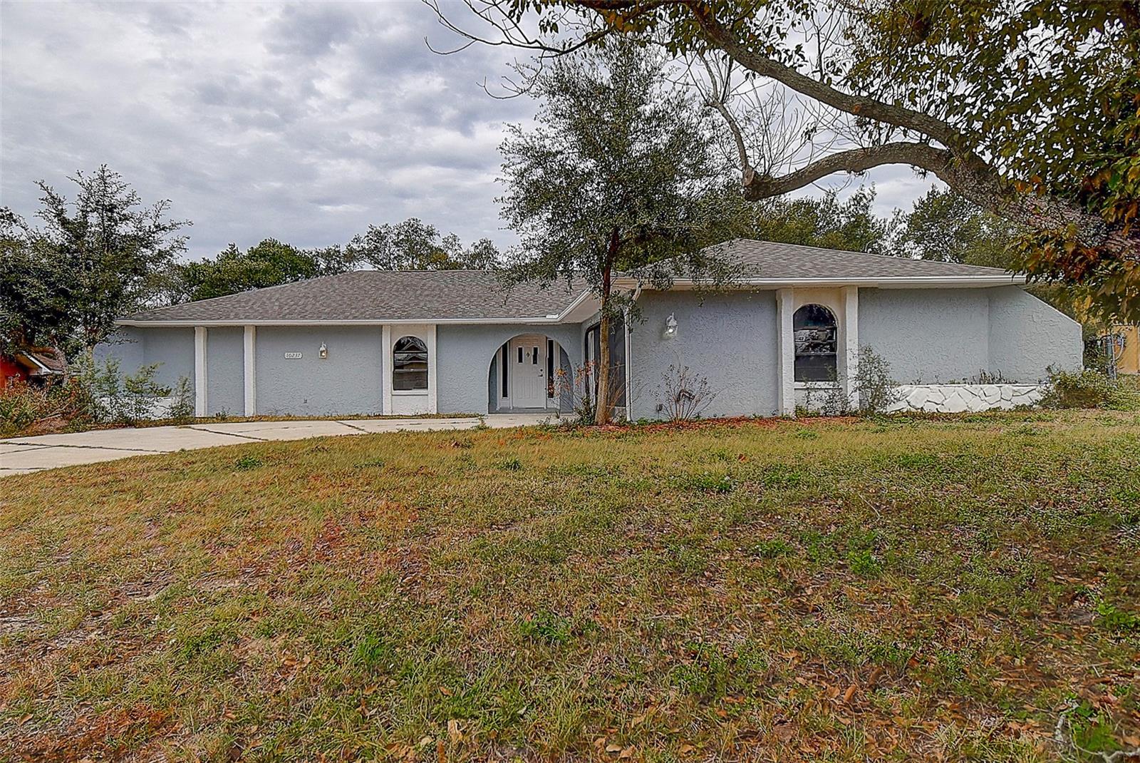 2 CAR GARAGE home in Spring Hill!