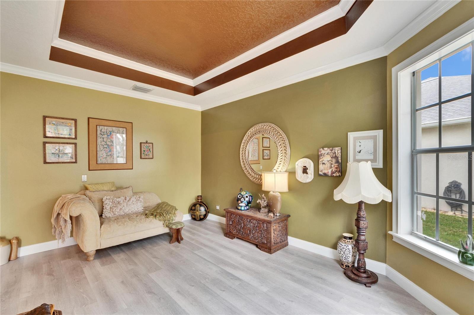 LIVING ROOM/READING ROOM W/TRAY CEILING