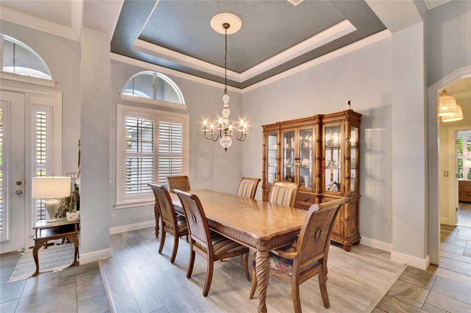 FORMAL DINING WITH TRAY CEILING